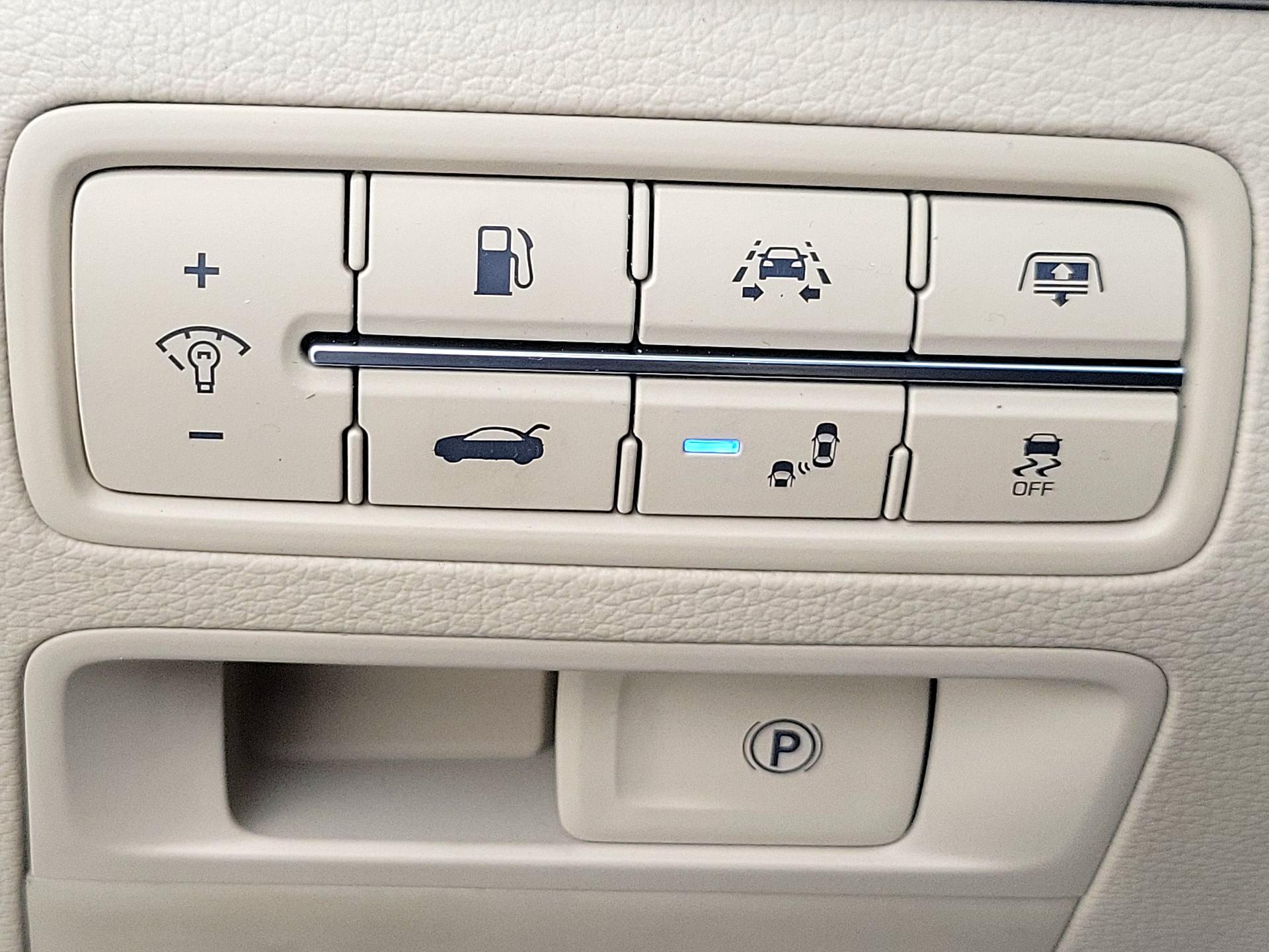 Thumbnail: 2015 Hyundai Genesis - 13