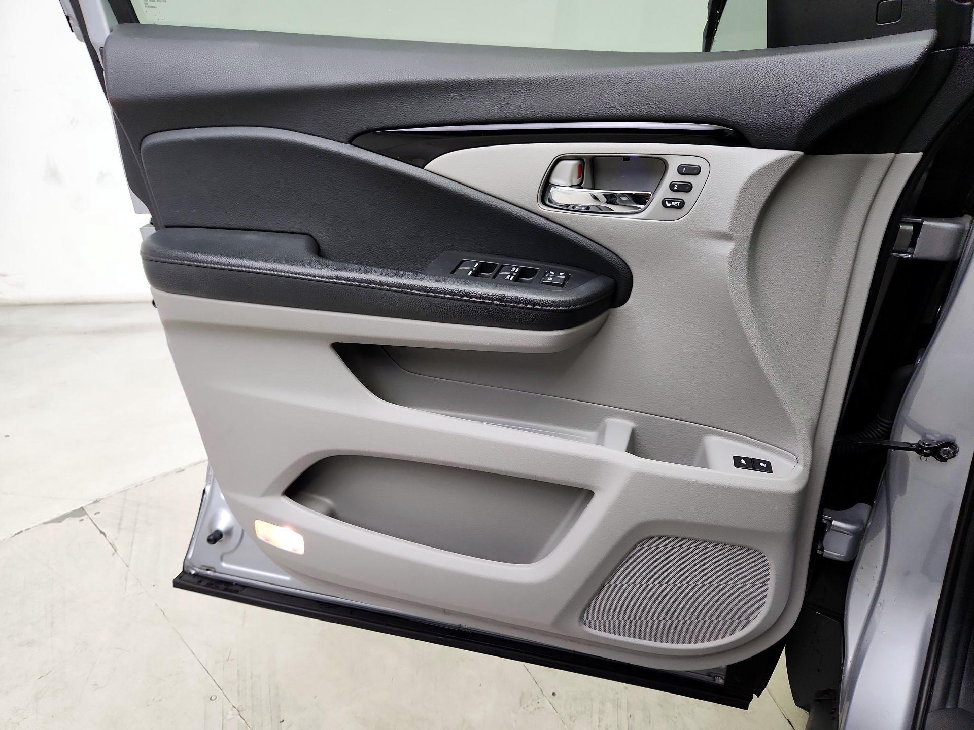 Thumbnail: 2019 Honda Pilot - 12