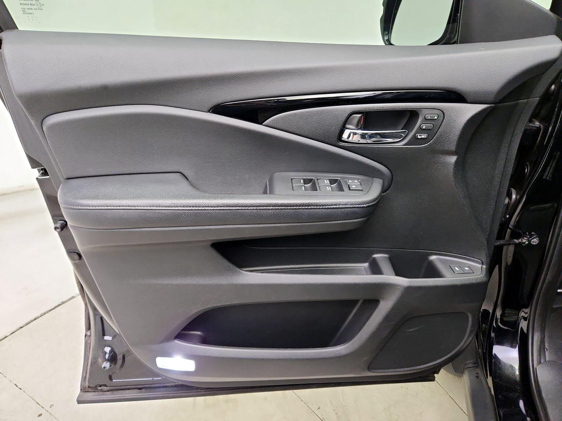 Thumbnail: 2017 Honda Pilot - 12