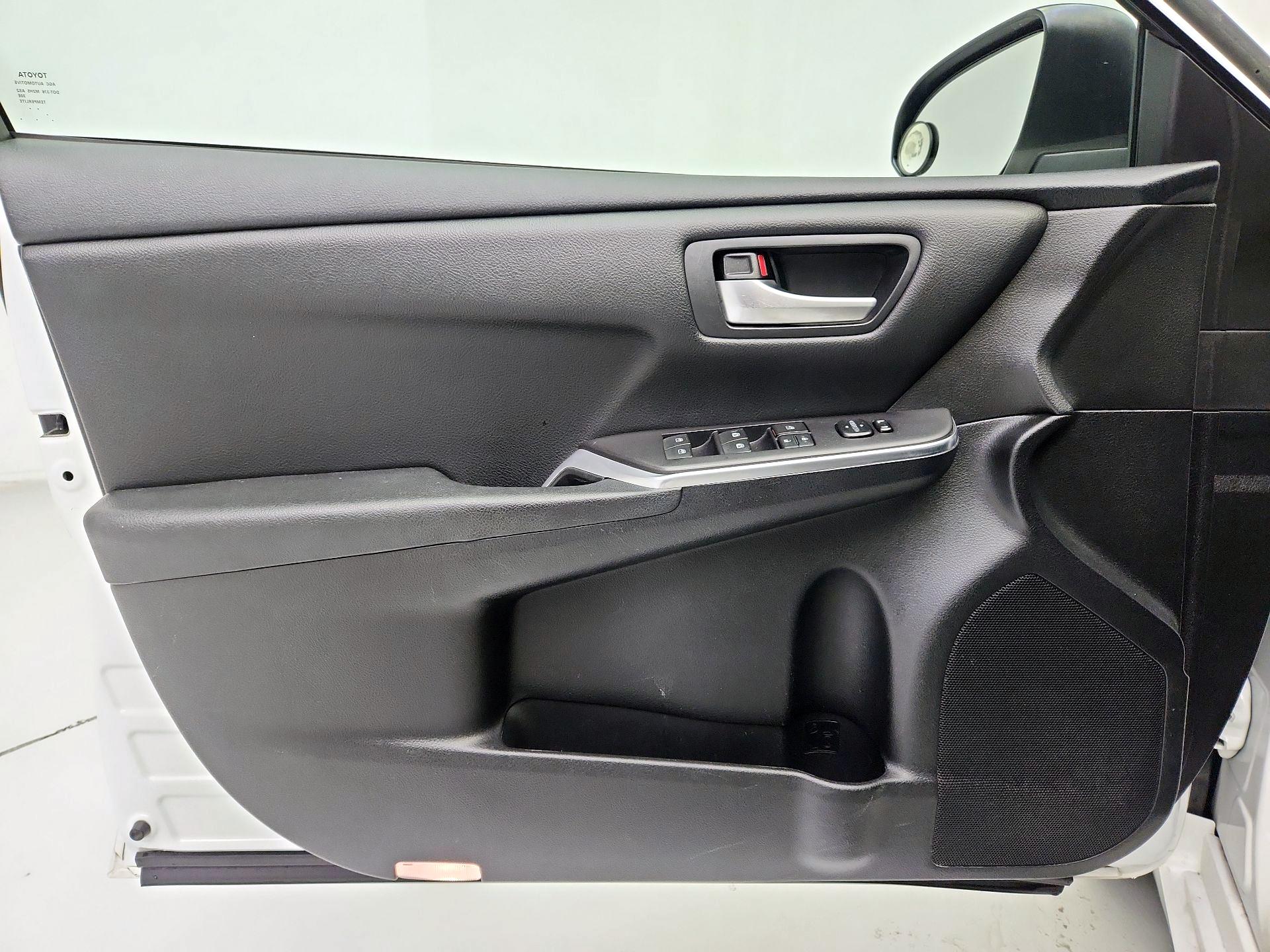 Thumbnail: 2016 Toyota Camry - 12