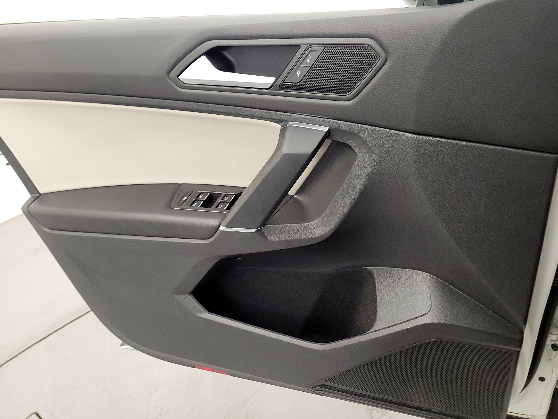 Thumbnail: 2020 Volkswagen Tiguan - 12