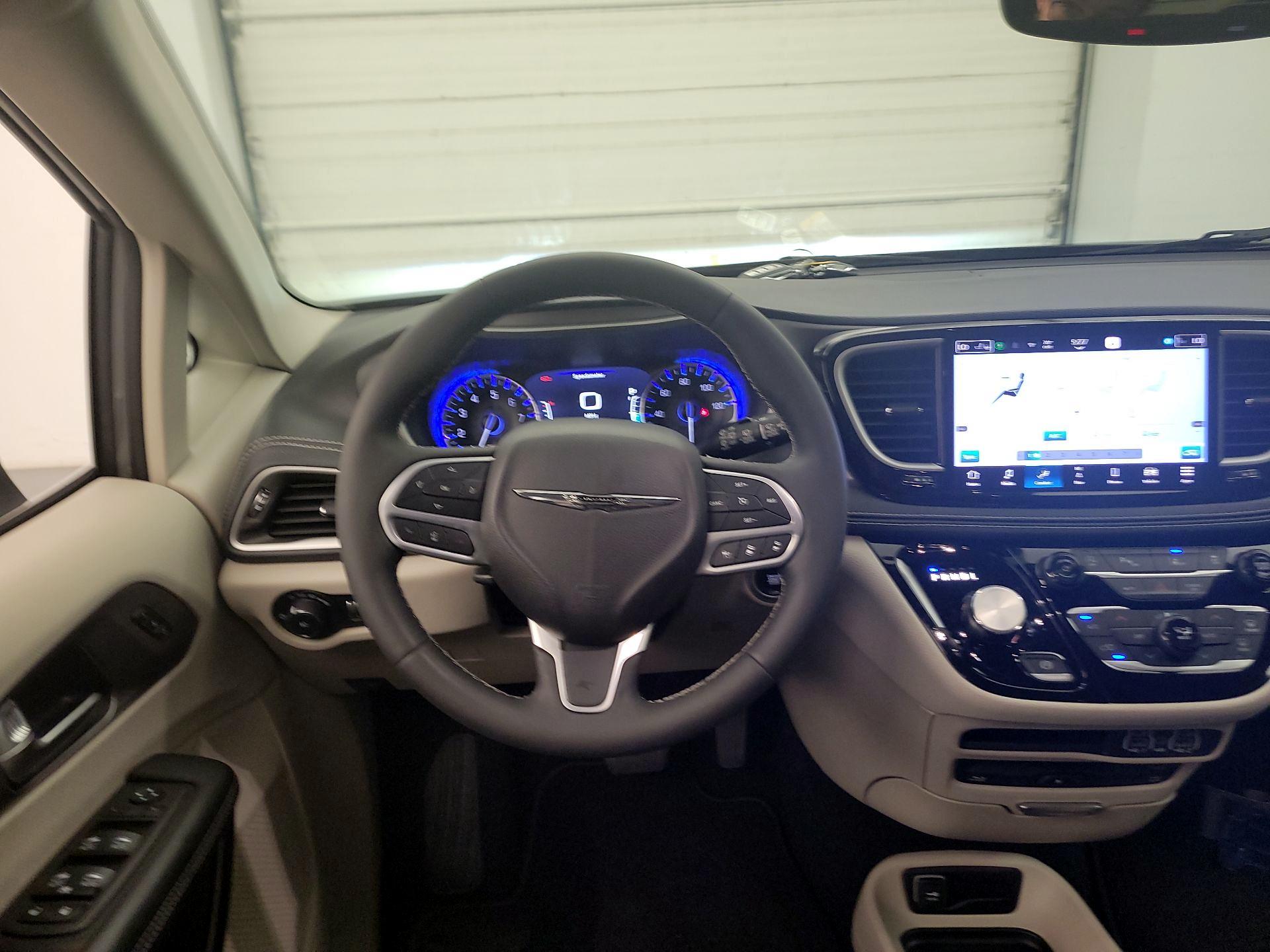 Thumbnail: 2023 Chrysler Pacifica - 10