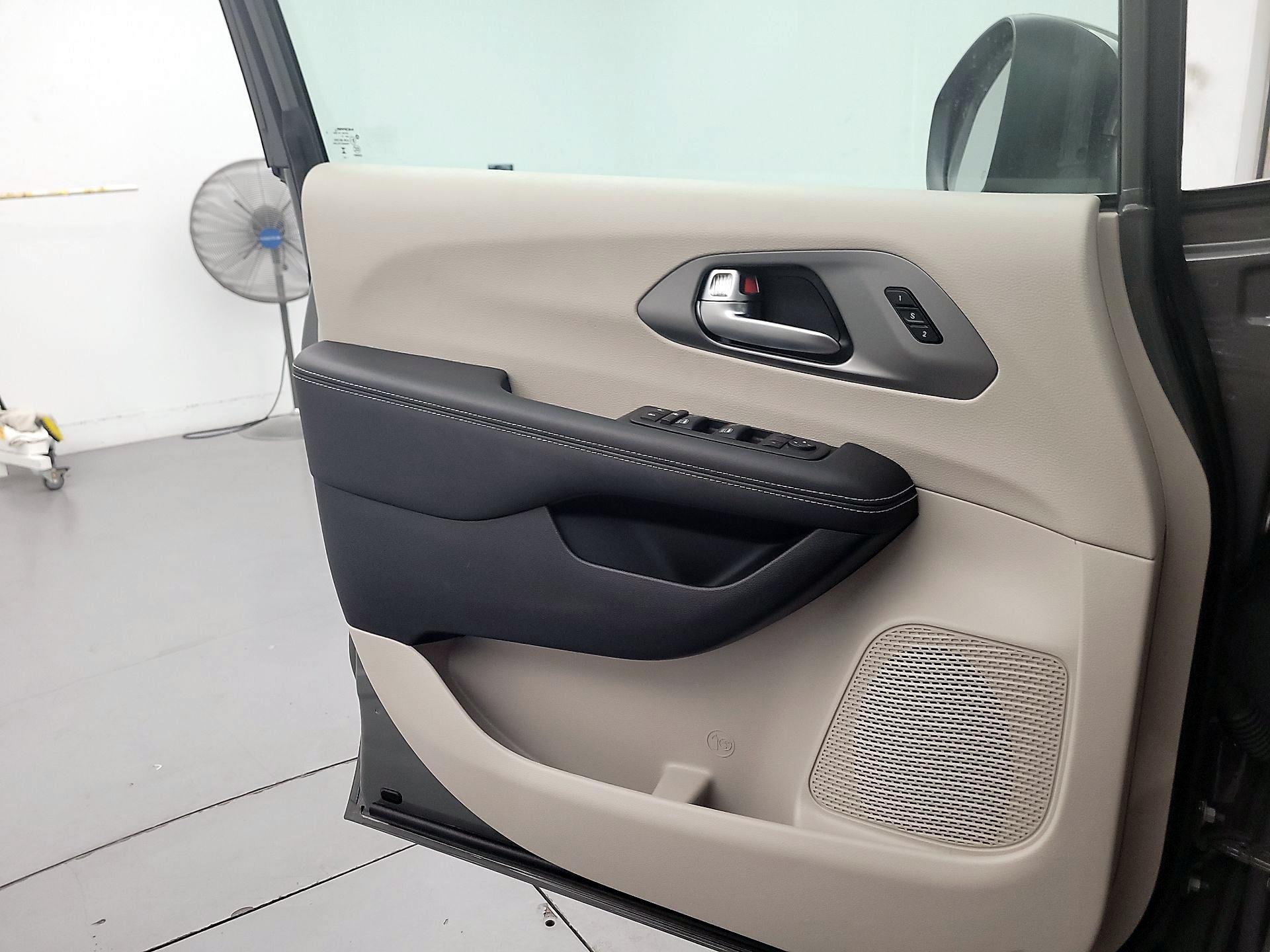 Thumbnail: 2023 Chrysler Pacifica - 12