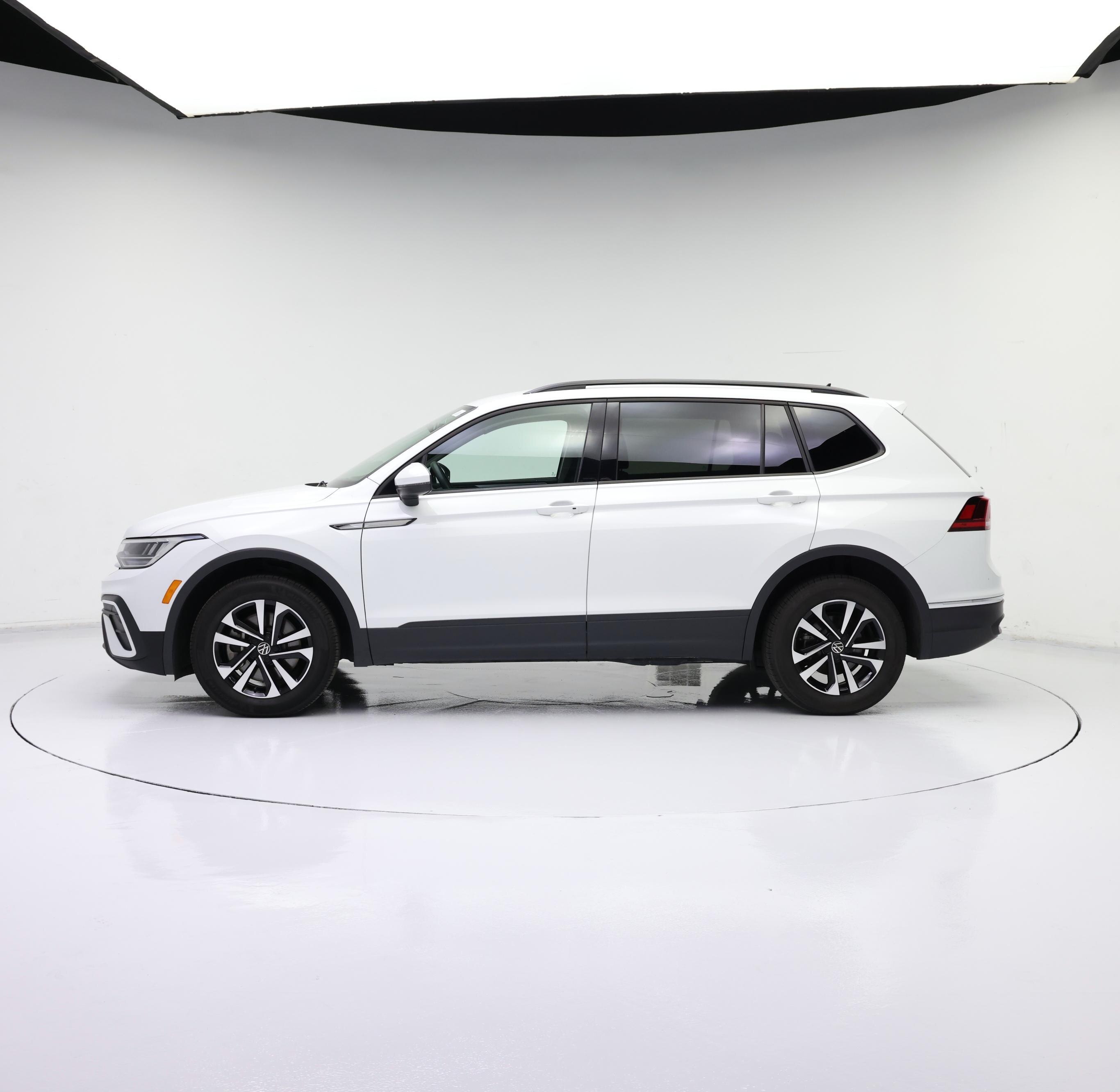 Thumbnail: 2022 Volkswagen Tiguan - 3