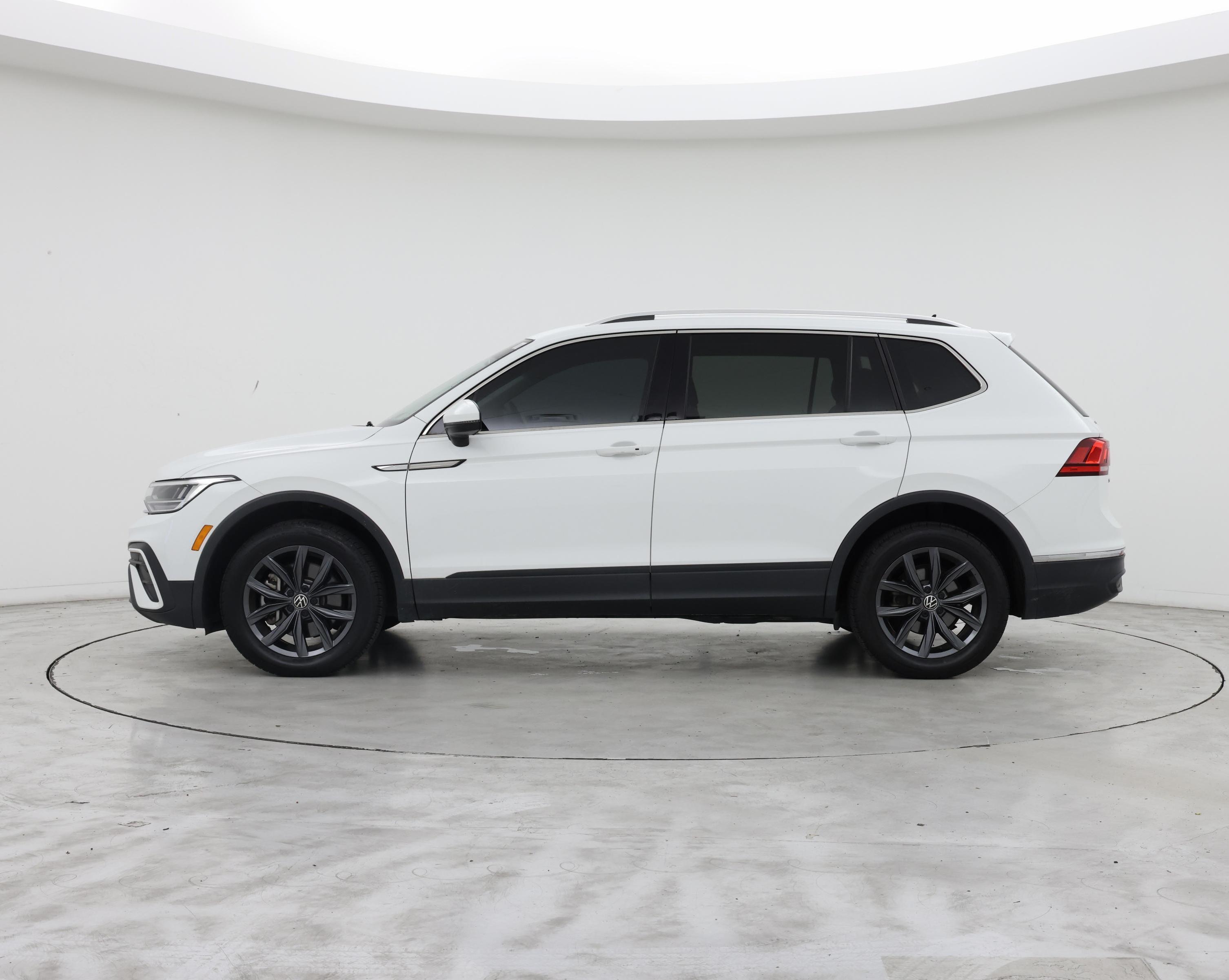 Thumbnail: 2022 Volkswagen Tiguan - 3