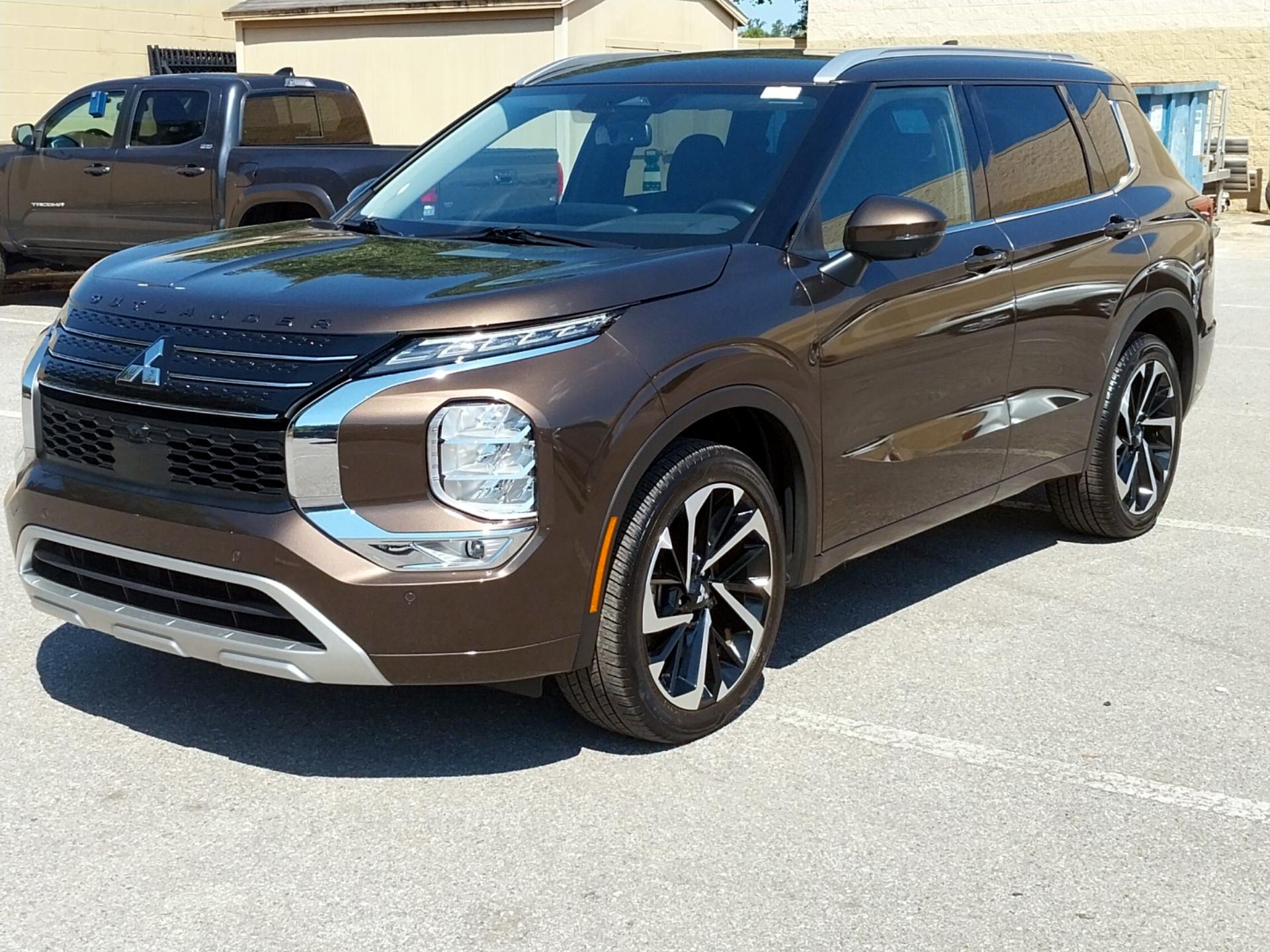 Thumbnail: 2024 Mitsubishi Outlander - 3
