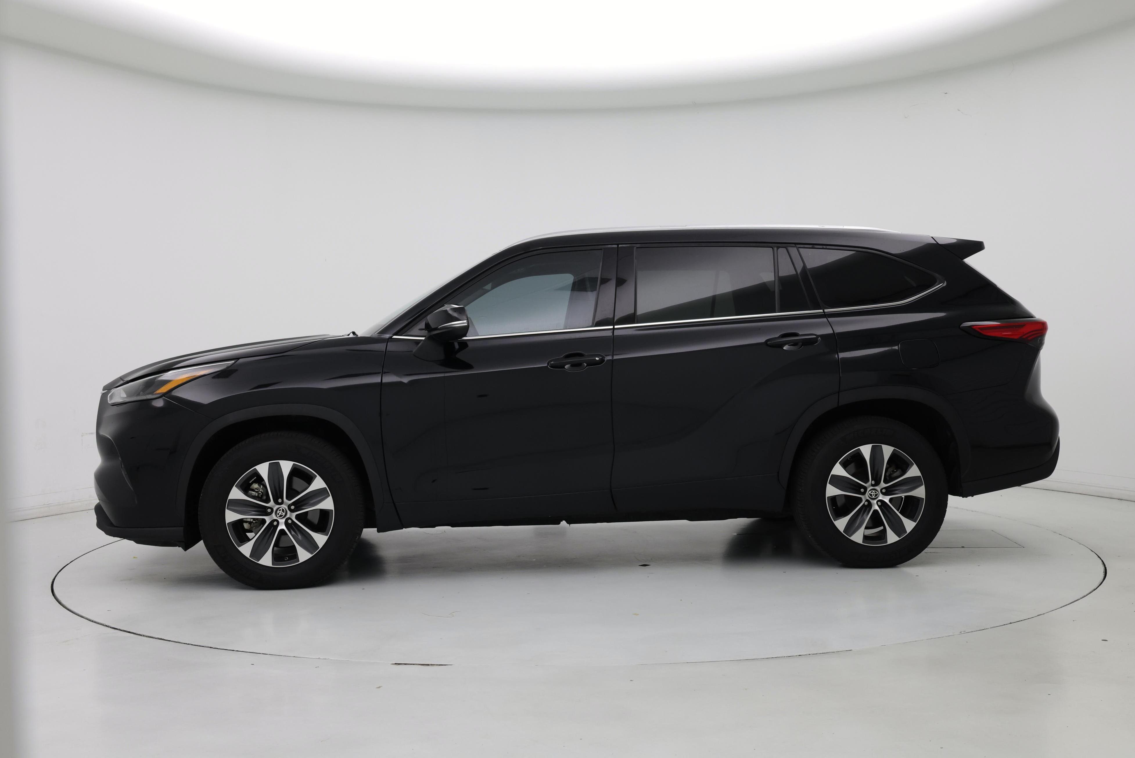 Thumbnail: 2021 Toyota Highlander - 3