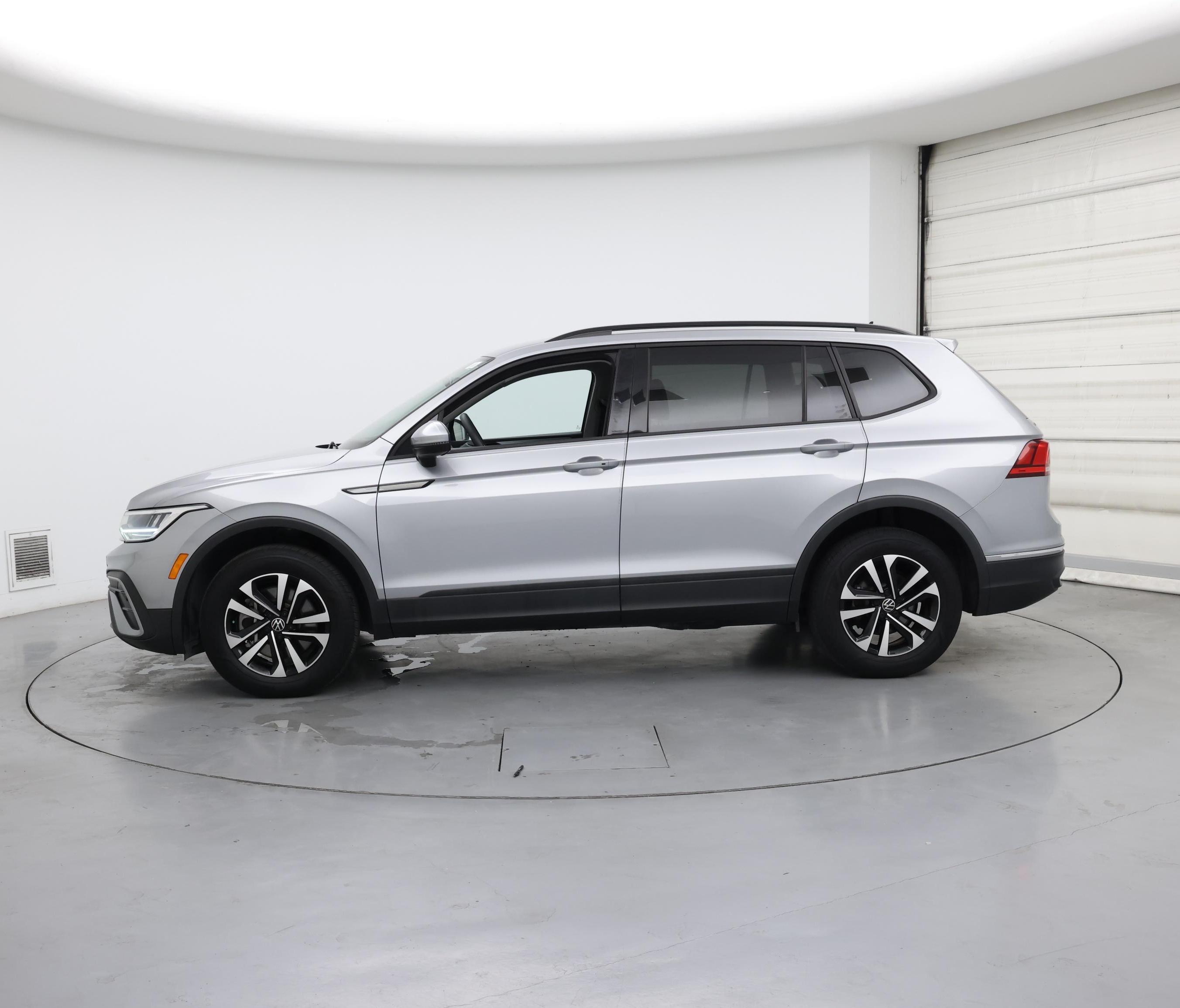 Thumbnail: 2022 Volkswagen Tiguan - 3