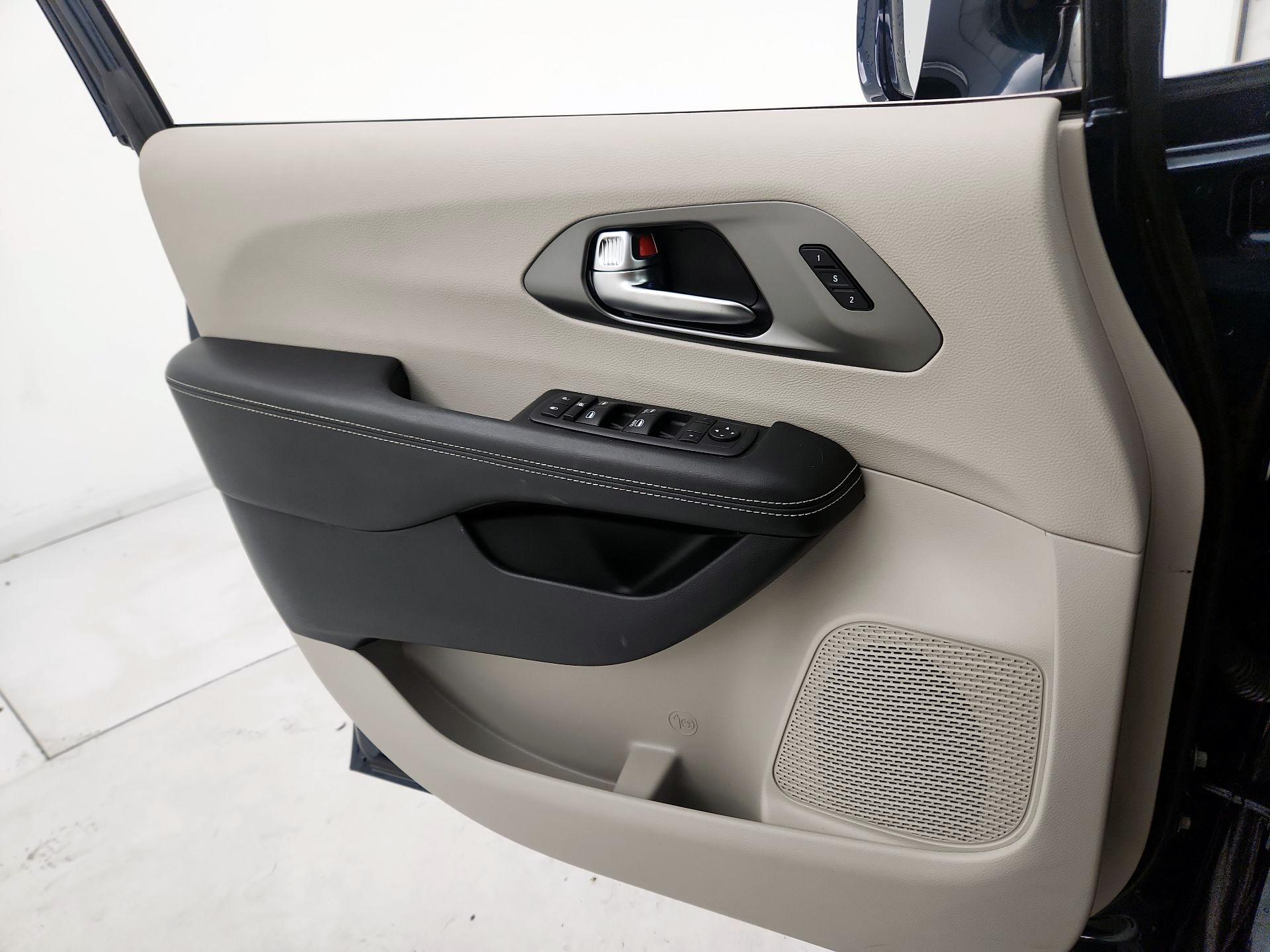 Thumbnail: 2022 Chrysler Pacifica - 12