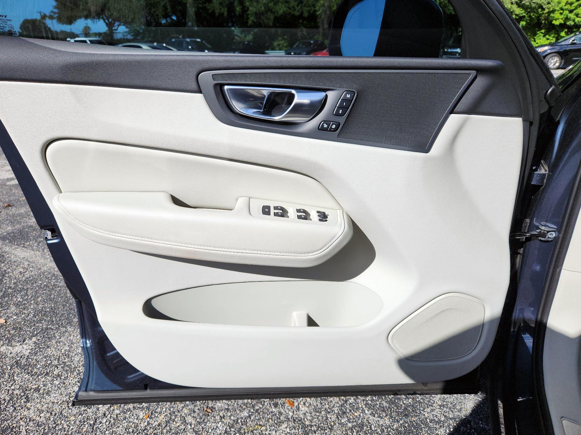 Thumbnail: 2025 Volvo XC60 - 10