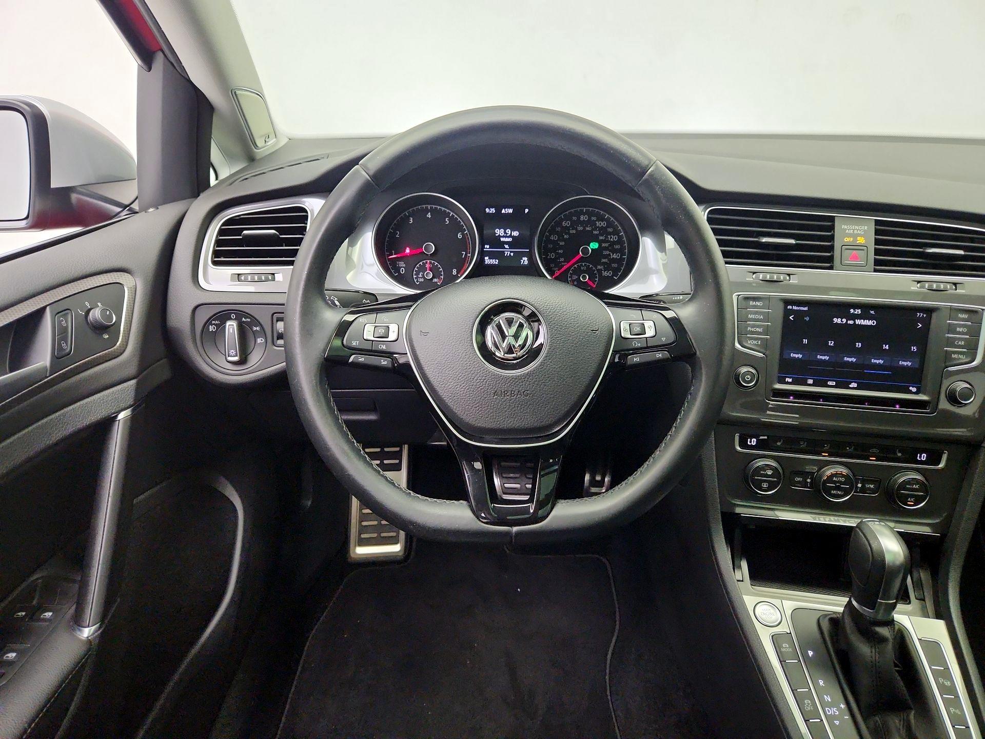 Thumbnail: 2017 Volkswagen Golf - 10