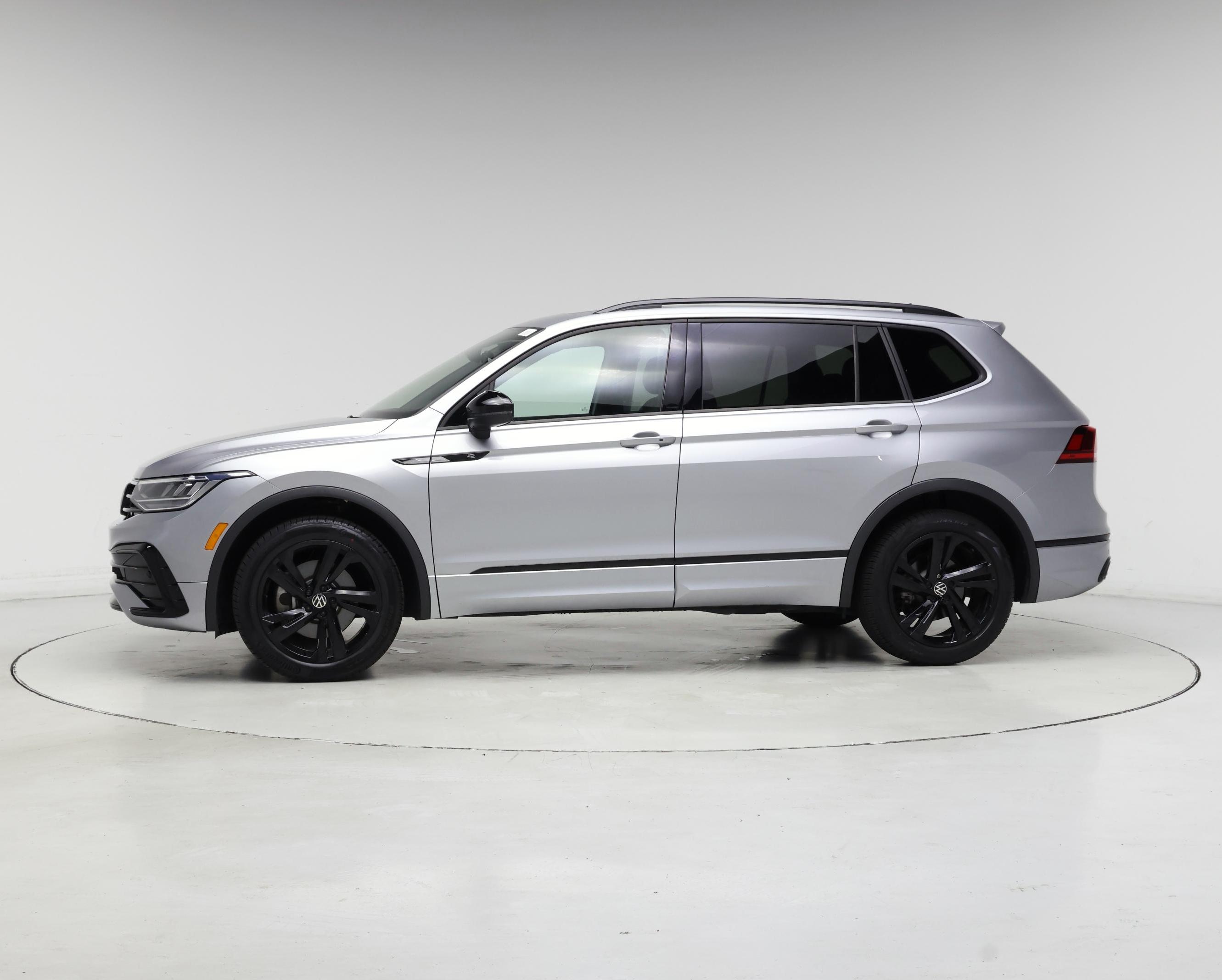 Thumbnail: 2023 Volkswagen Tiguan - 3