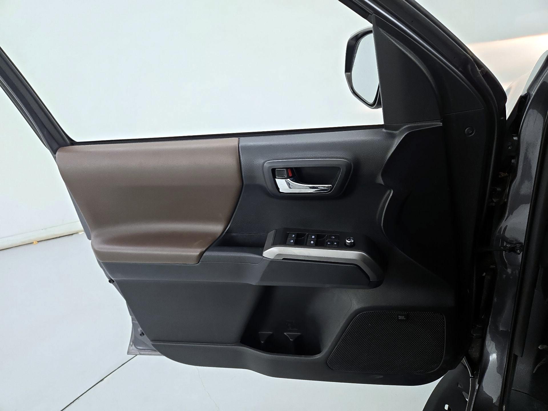 Thumbnail: 2016 Toyota Tacoma - 12