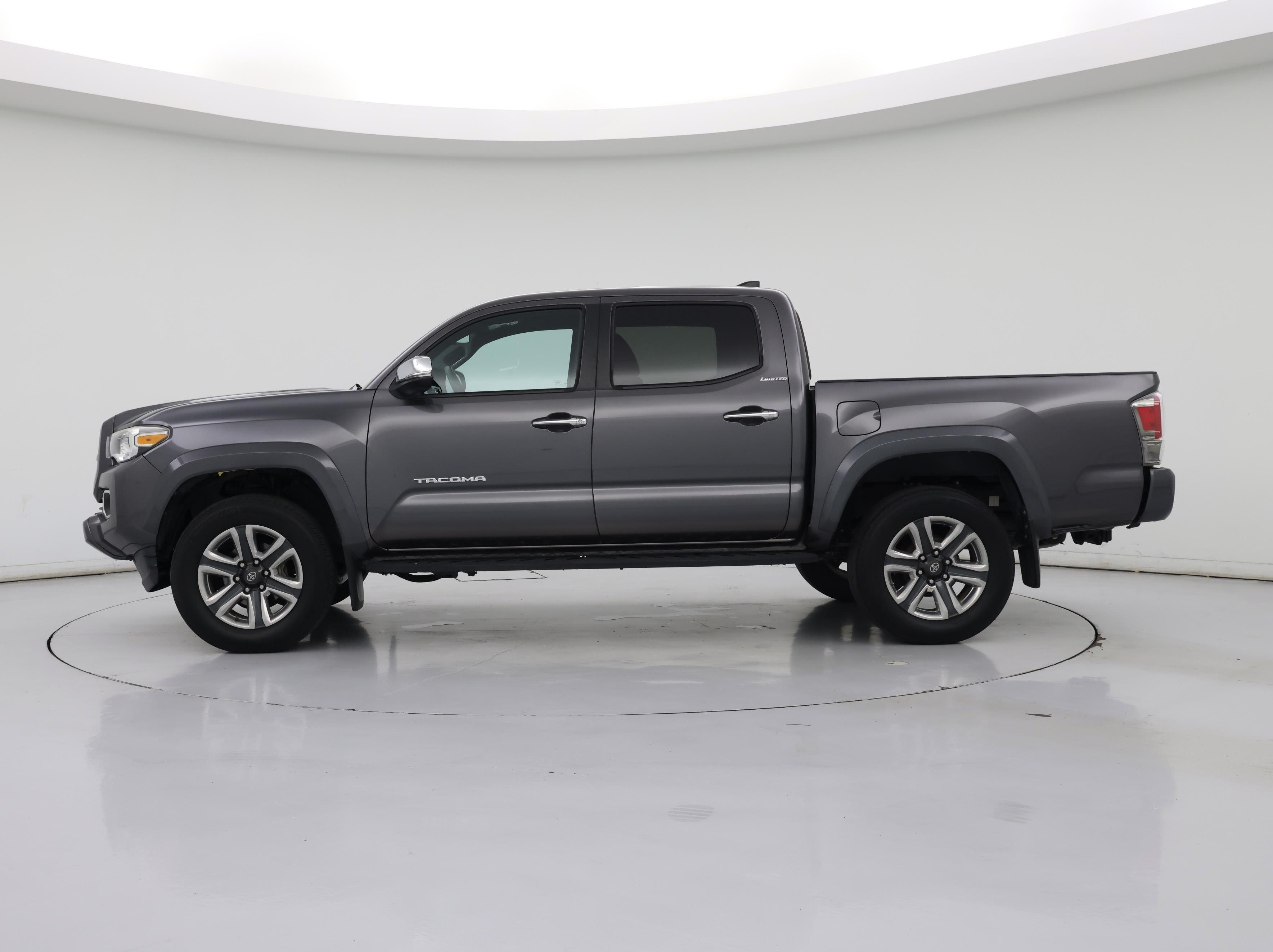 Thumbnail: 2016 Toyota Tacoma - 3