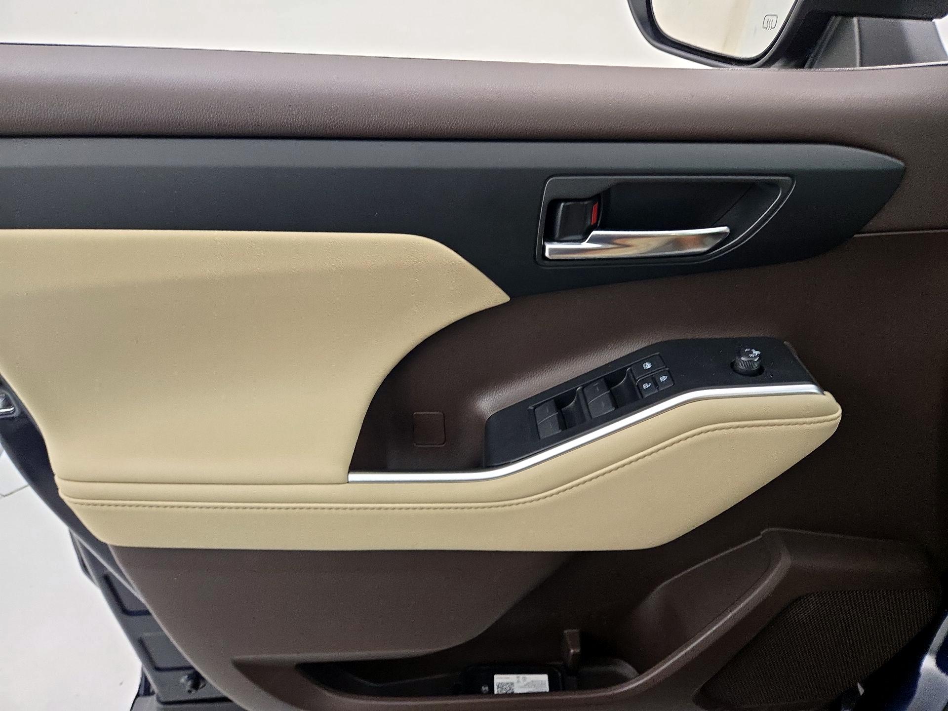 Thumbnail: 2020 Toyota Highlander - 12