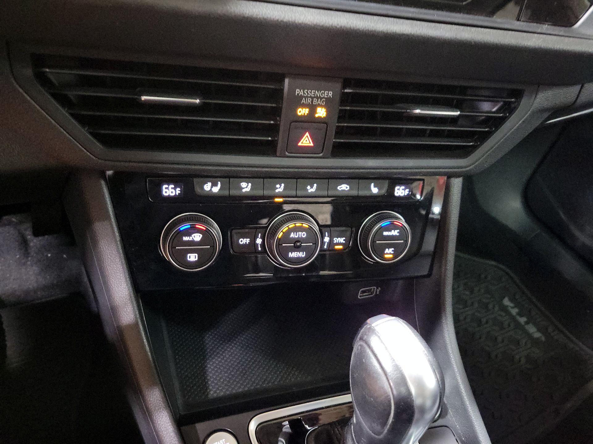 Thumbnail: 2019 Volkswagen Jetta - 16