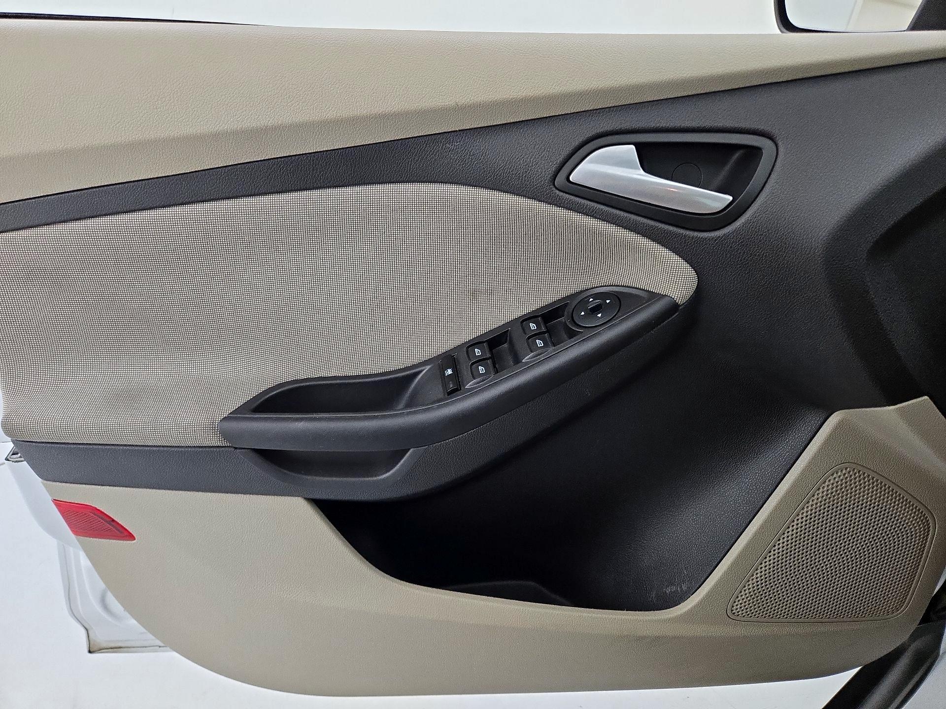 Thumbnail: 2014 Ford Focus - 12