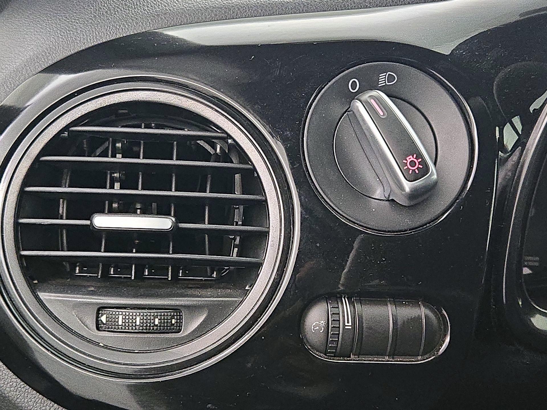 Thumbnail: 2014 Volkswagen Beetle - 13