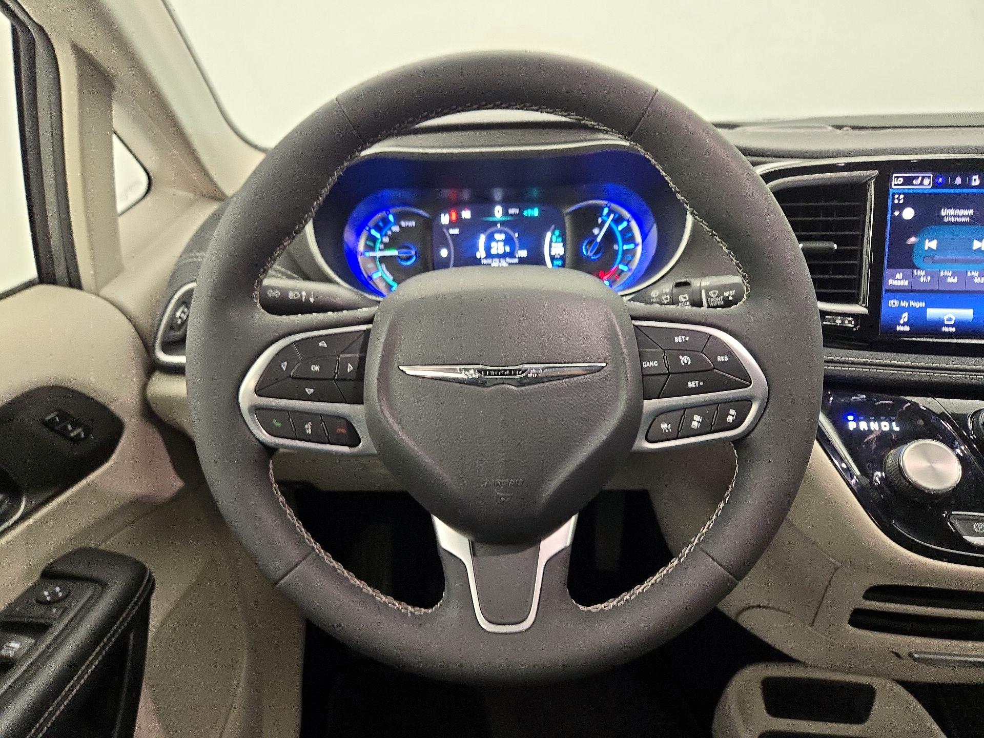 Thumbnail: 2022 Chrysler Pacifica - 10
