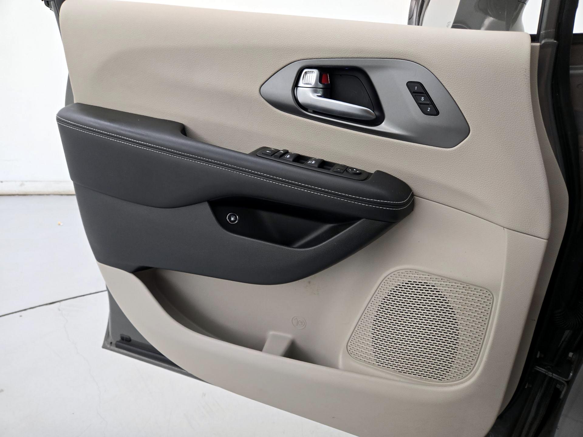 Thumbnail: 2022 Chrysler Pacifica - 12