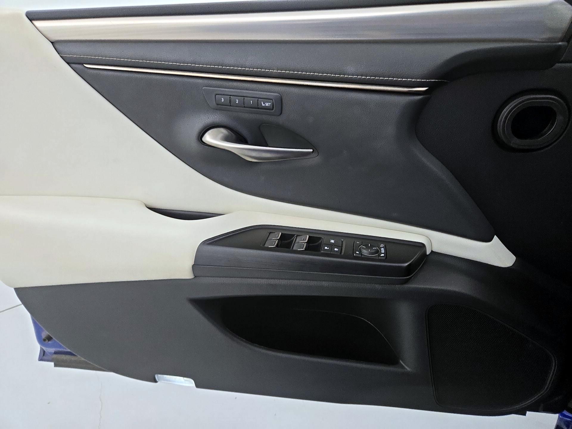 Thumbnail: 2021 Lexus ES - 12