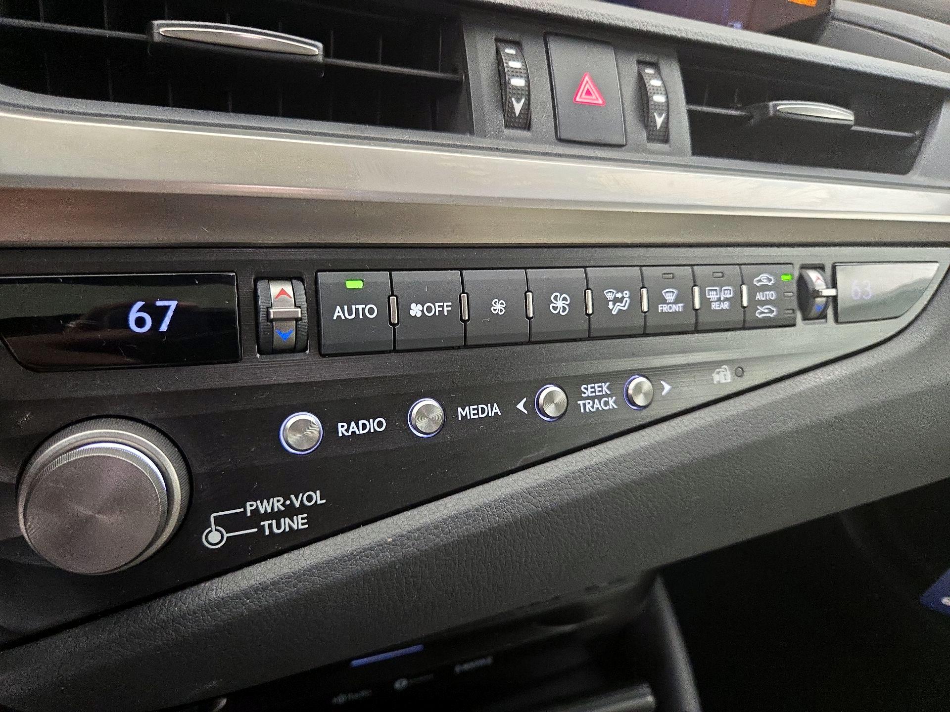 Thumbnail: 2021 Lexus ES - 17