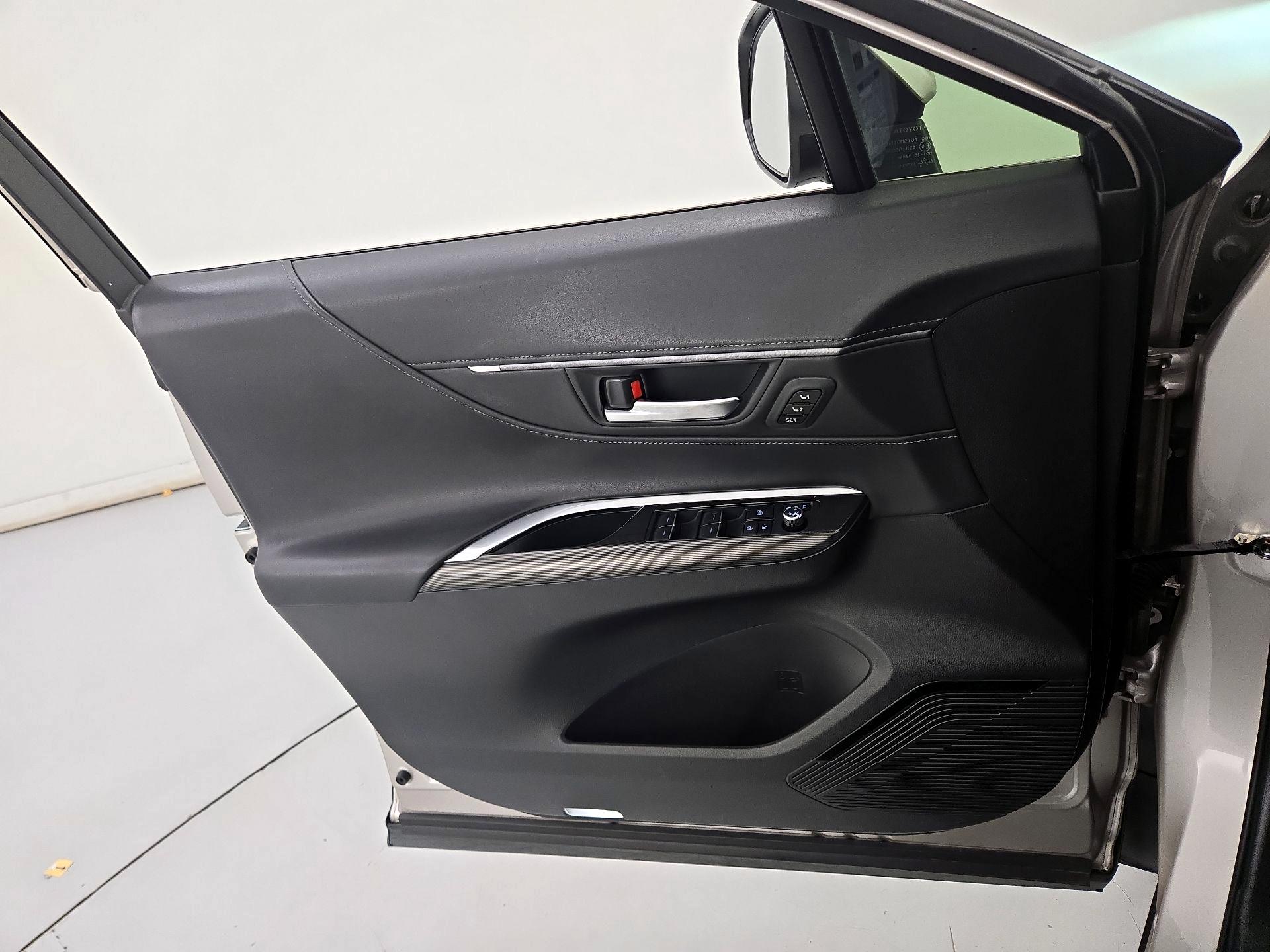 Thumbnail: 2021 Toyota Venza - 12