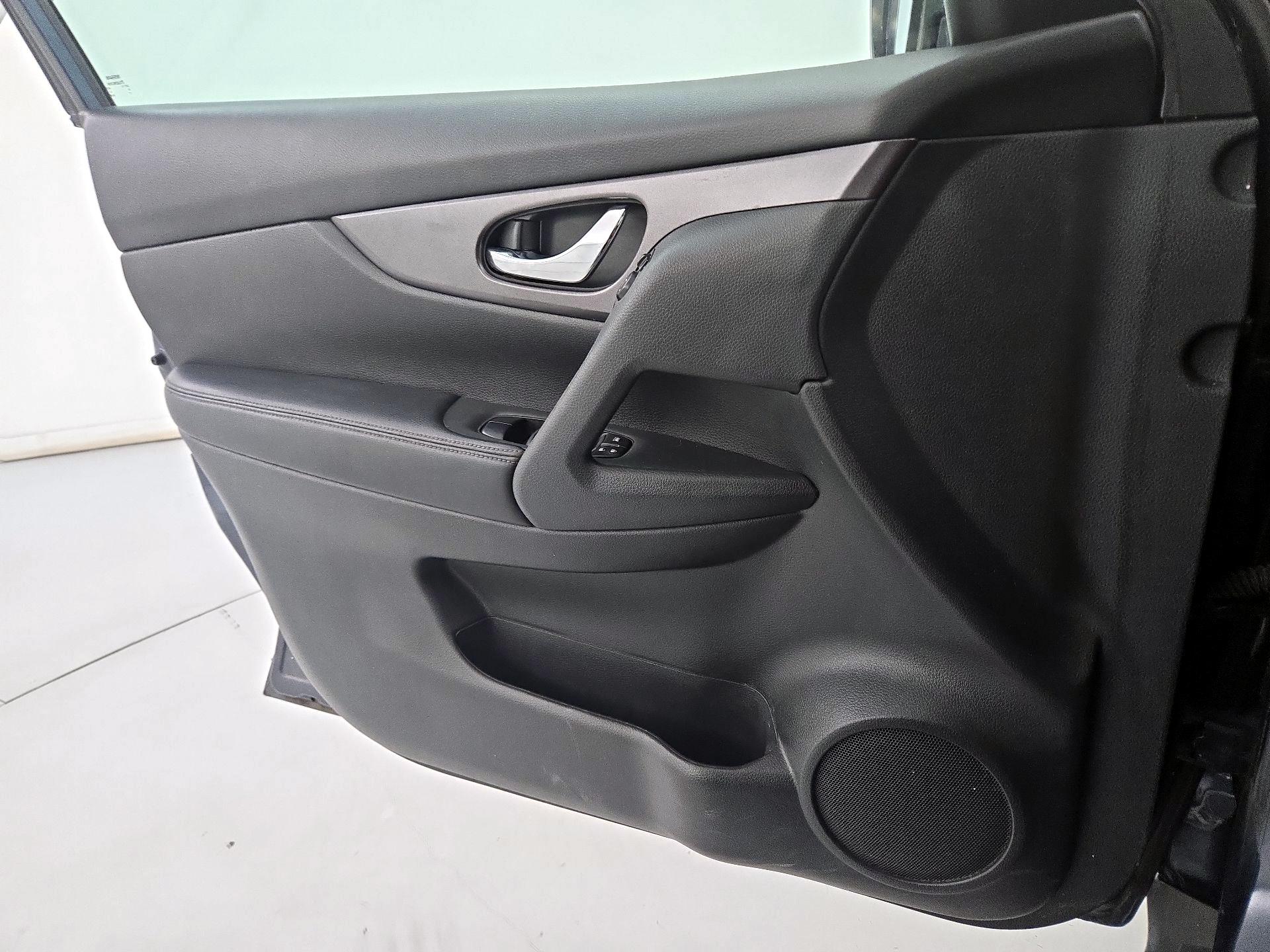 Thumbnail: 2016 Nissan Rogue - 12