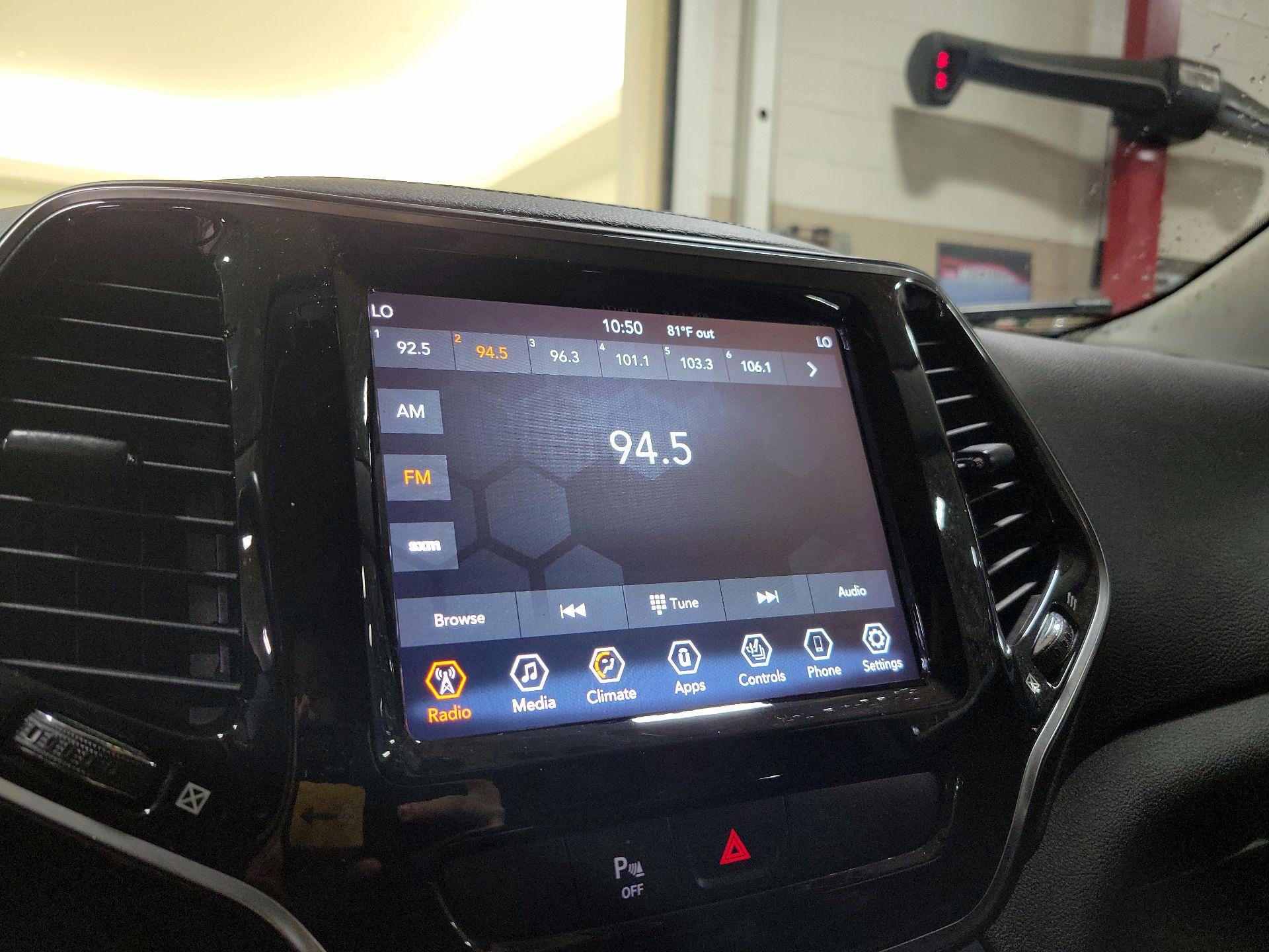 Thumbnail: 2019 Jeep Cherokee - 15
