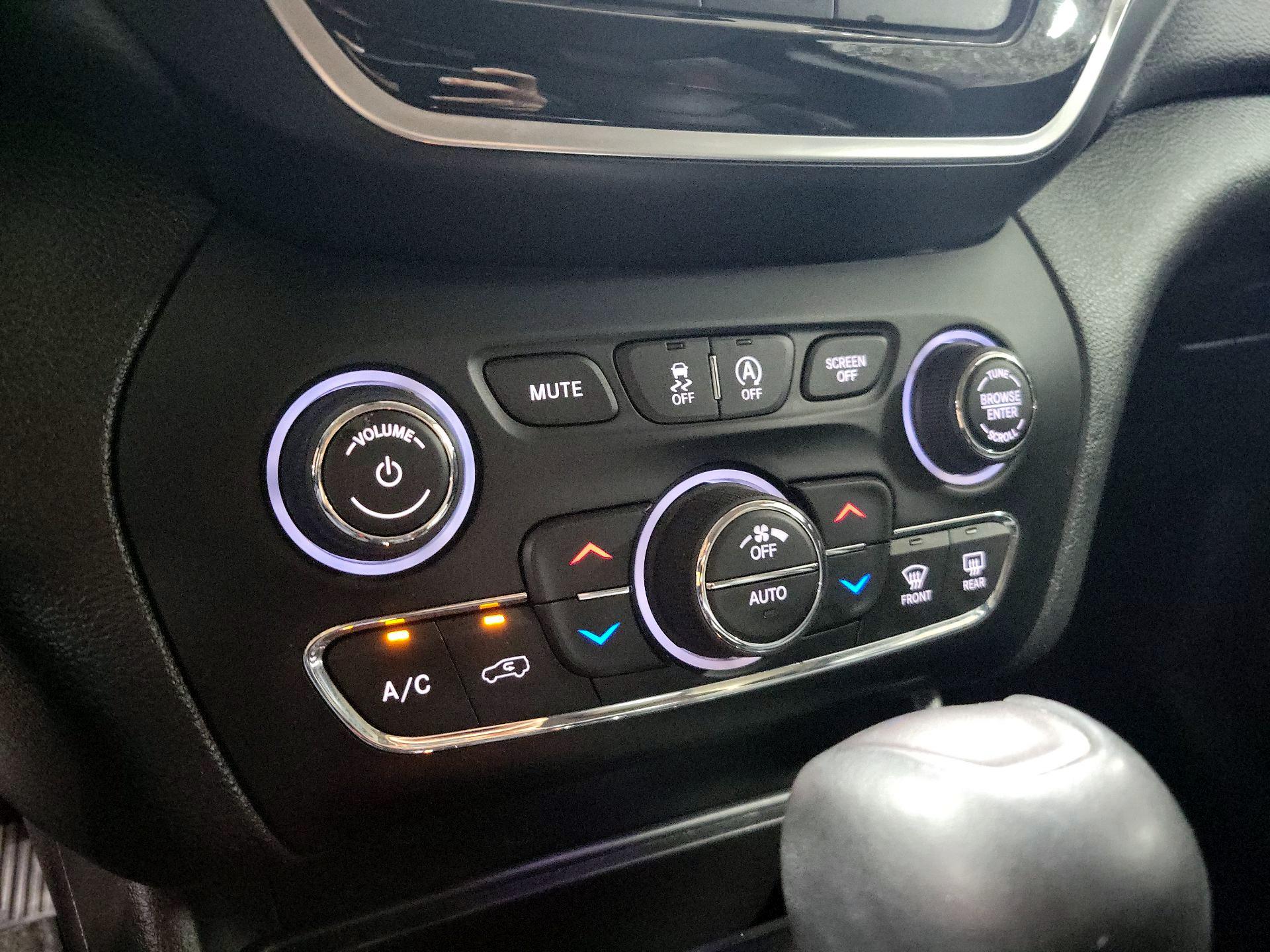 Thumbnail: 2019 Jeep Cherokee - 16