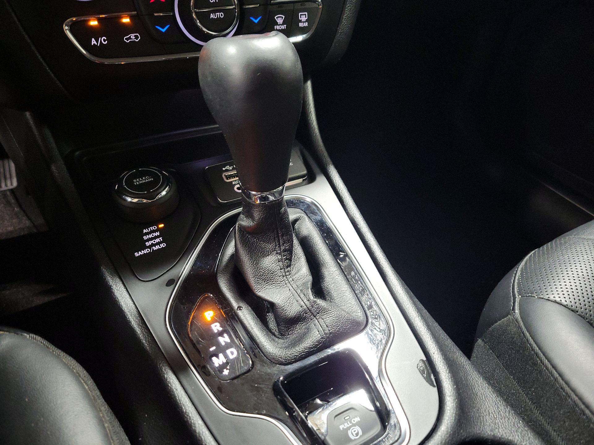 Thumbnail: 2019 Jeep Cherokee - 17