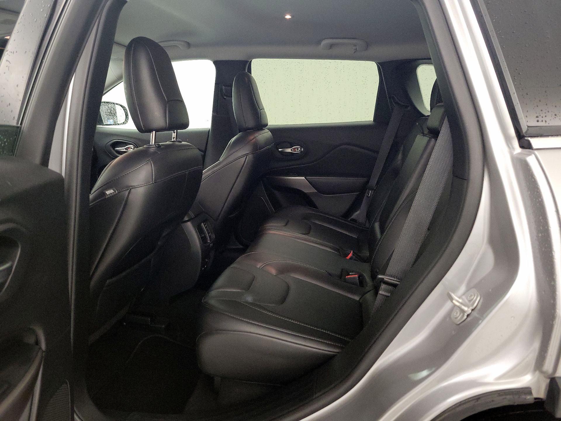 Thumbnail: 2019 Jeep Cherokee - 18