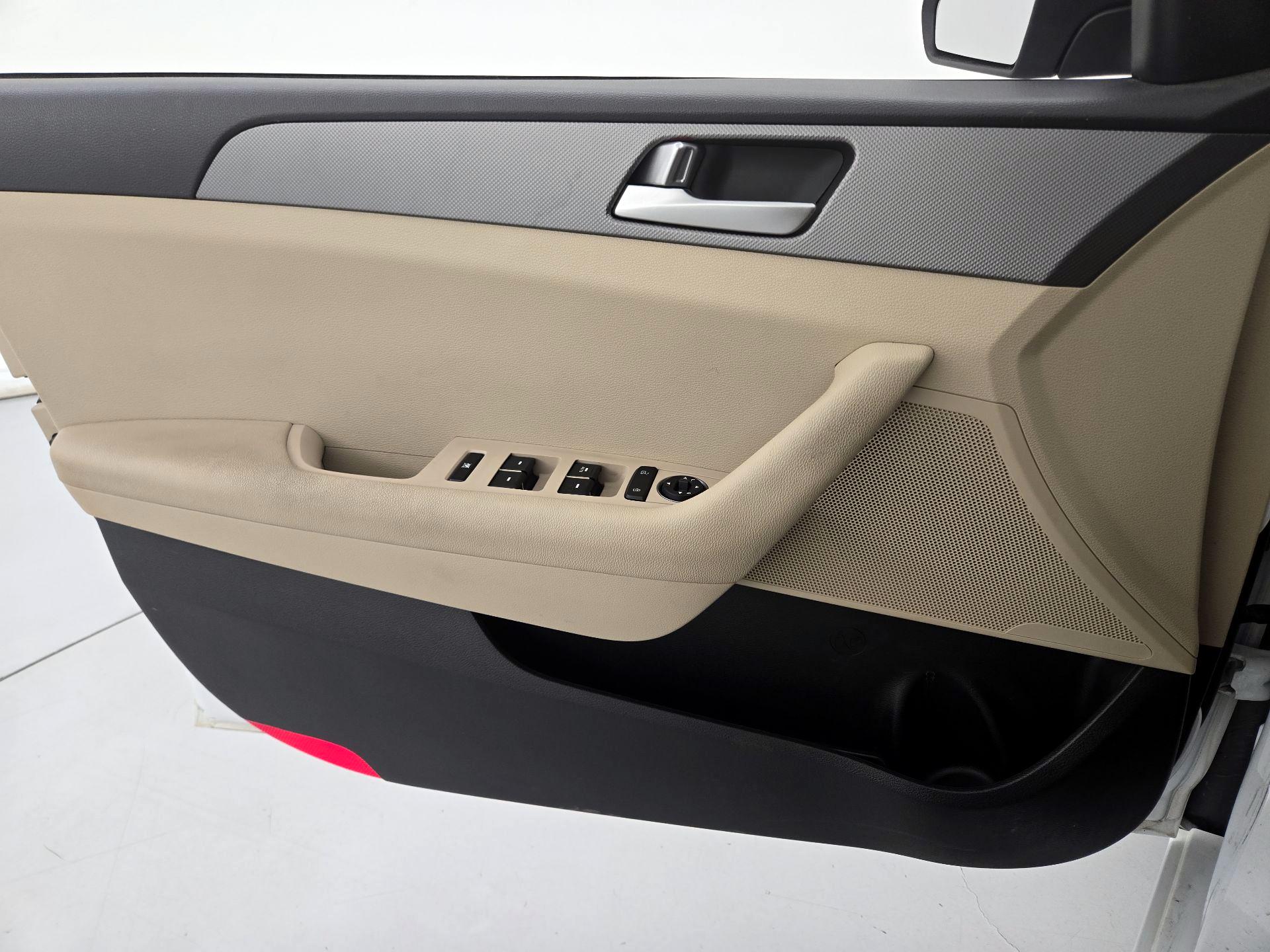 Thumbnail: 2016 Hyundai Sonata - 12