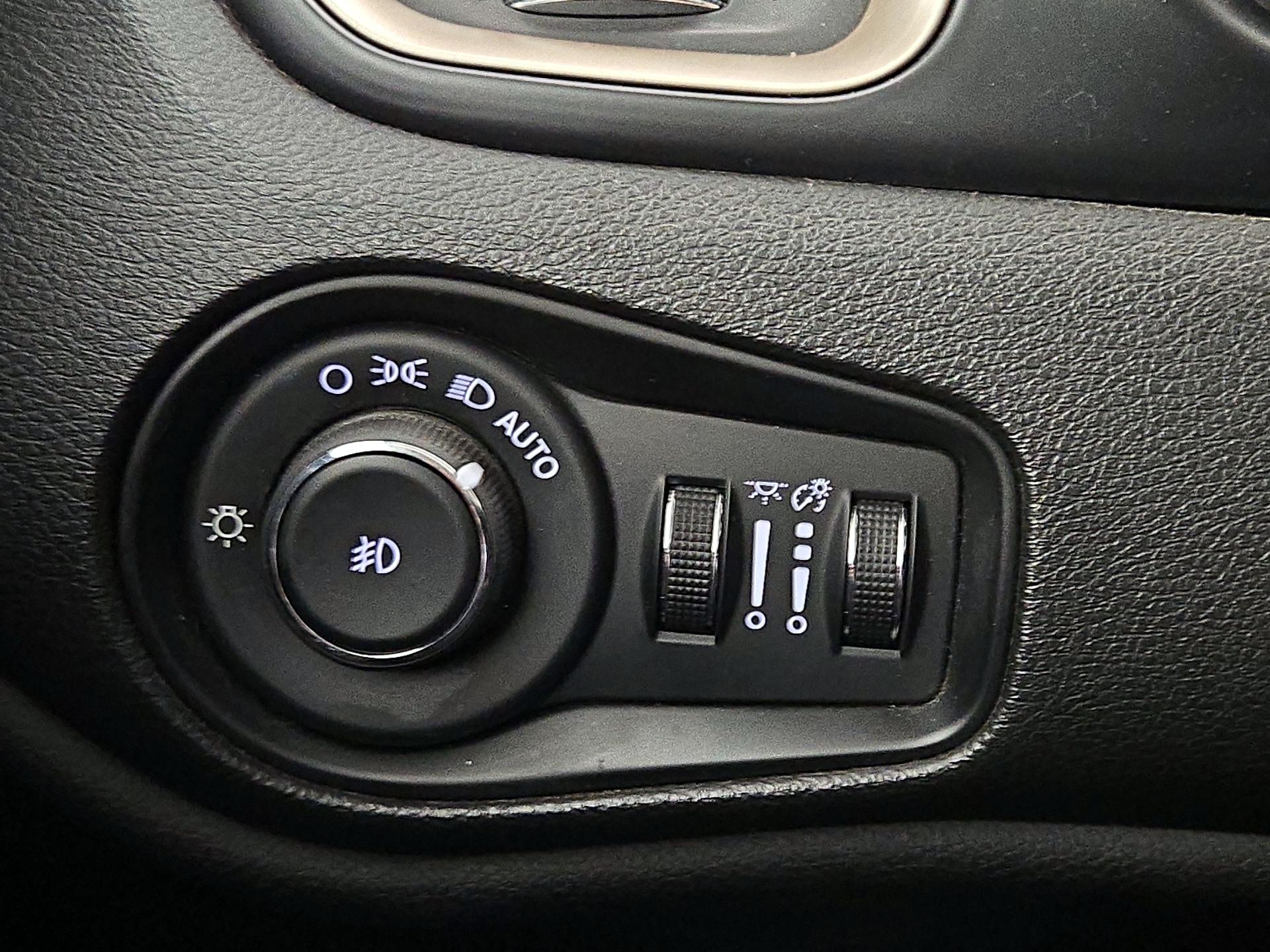 Thumbnail: 2016 Jeep Renegade - 13