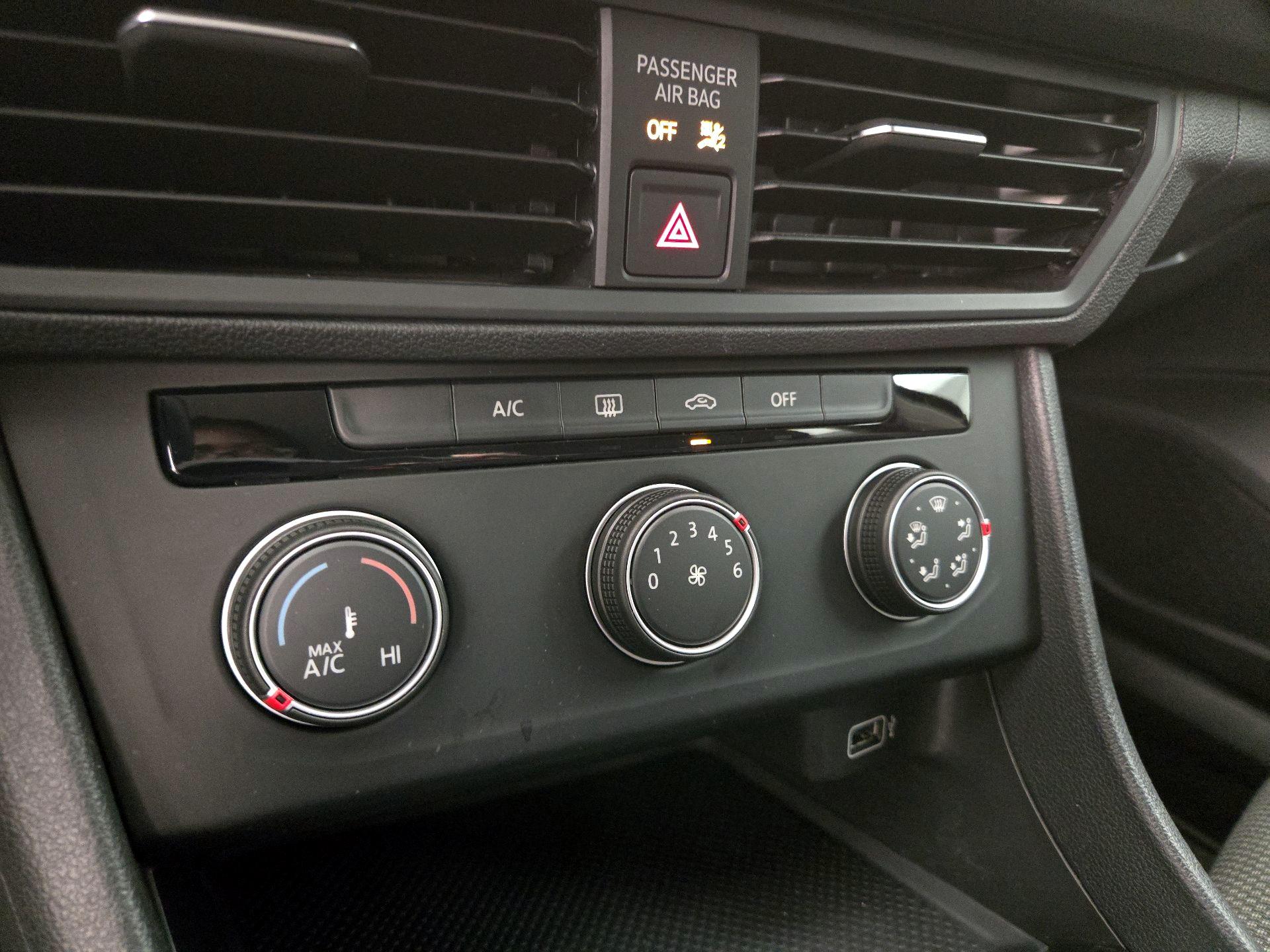 Thumbnail: 2019 Volkswagen Jetta - 16