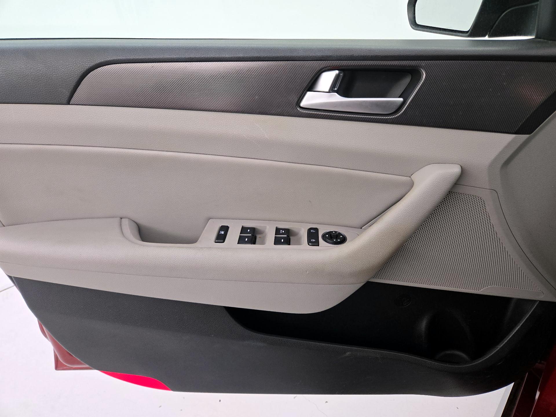 Thumbnail: 2015 Hyundai Sonata - 12