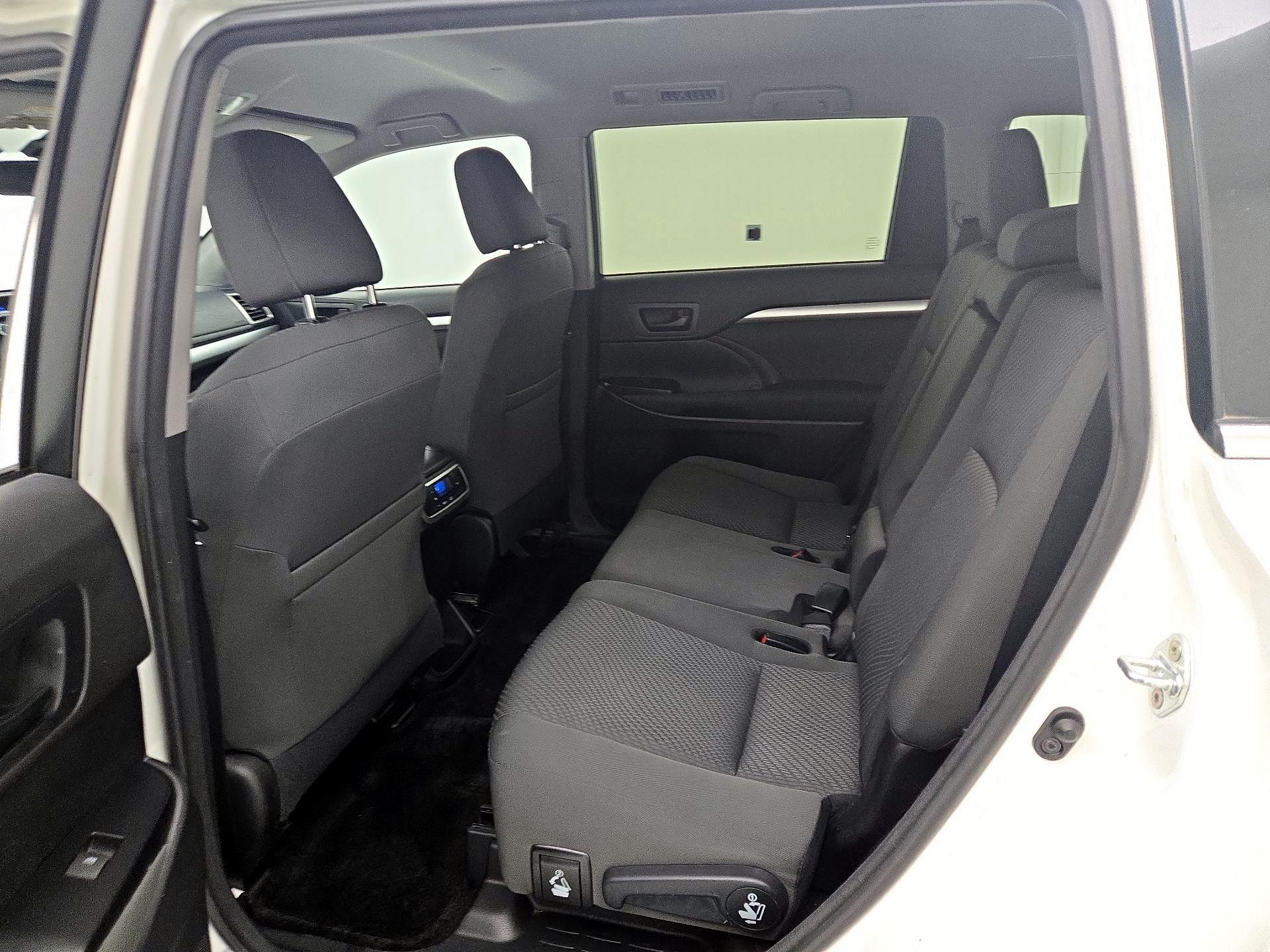 Thumbnail: 2016 Toyota Highlander - 19