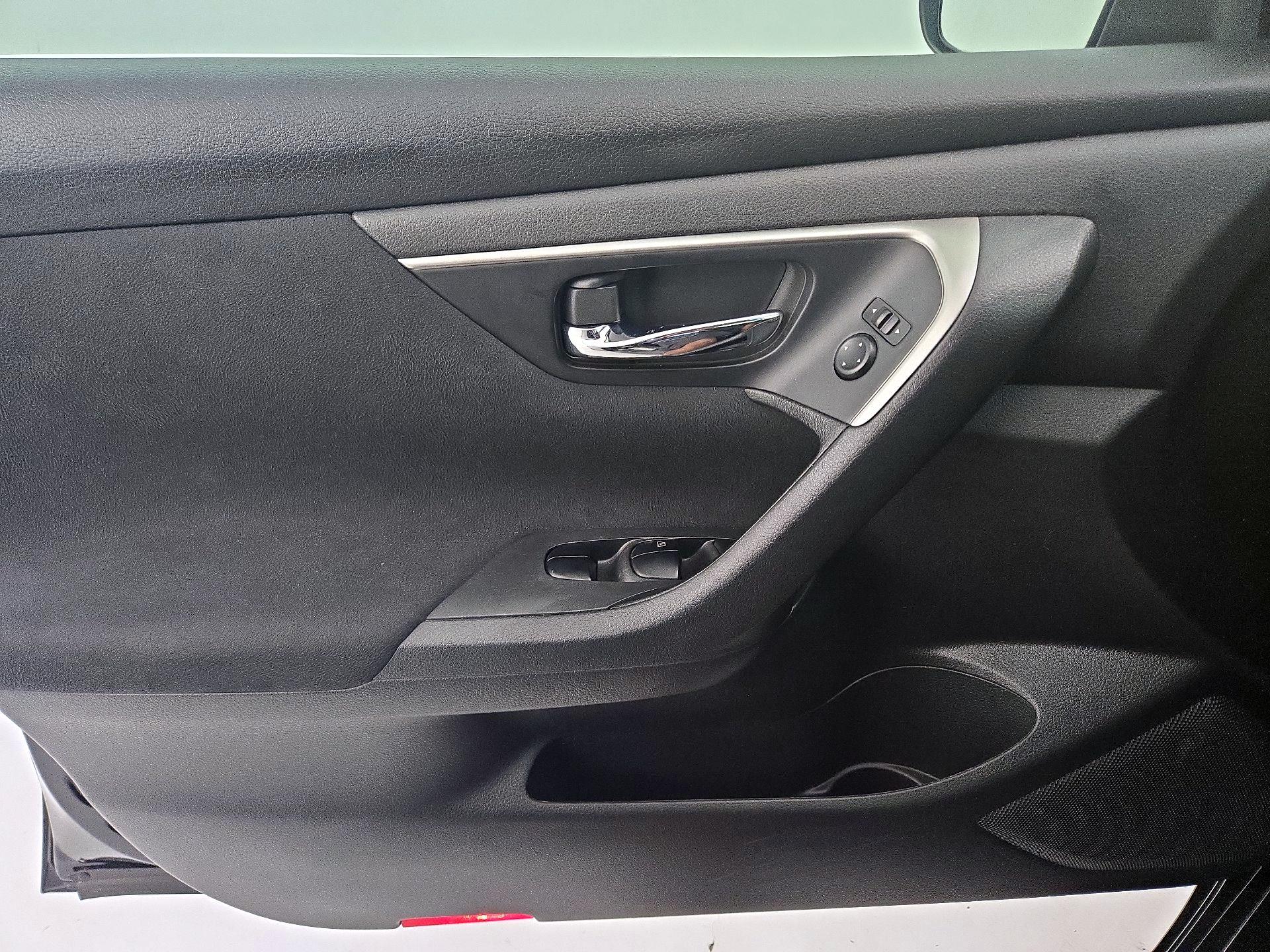 Thumbnail: 2015 Nissan Altima - 12