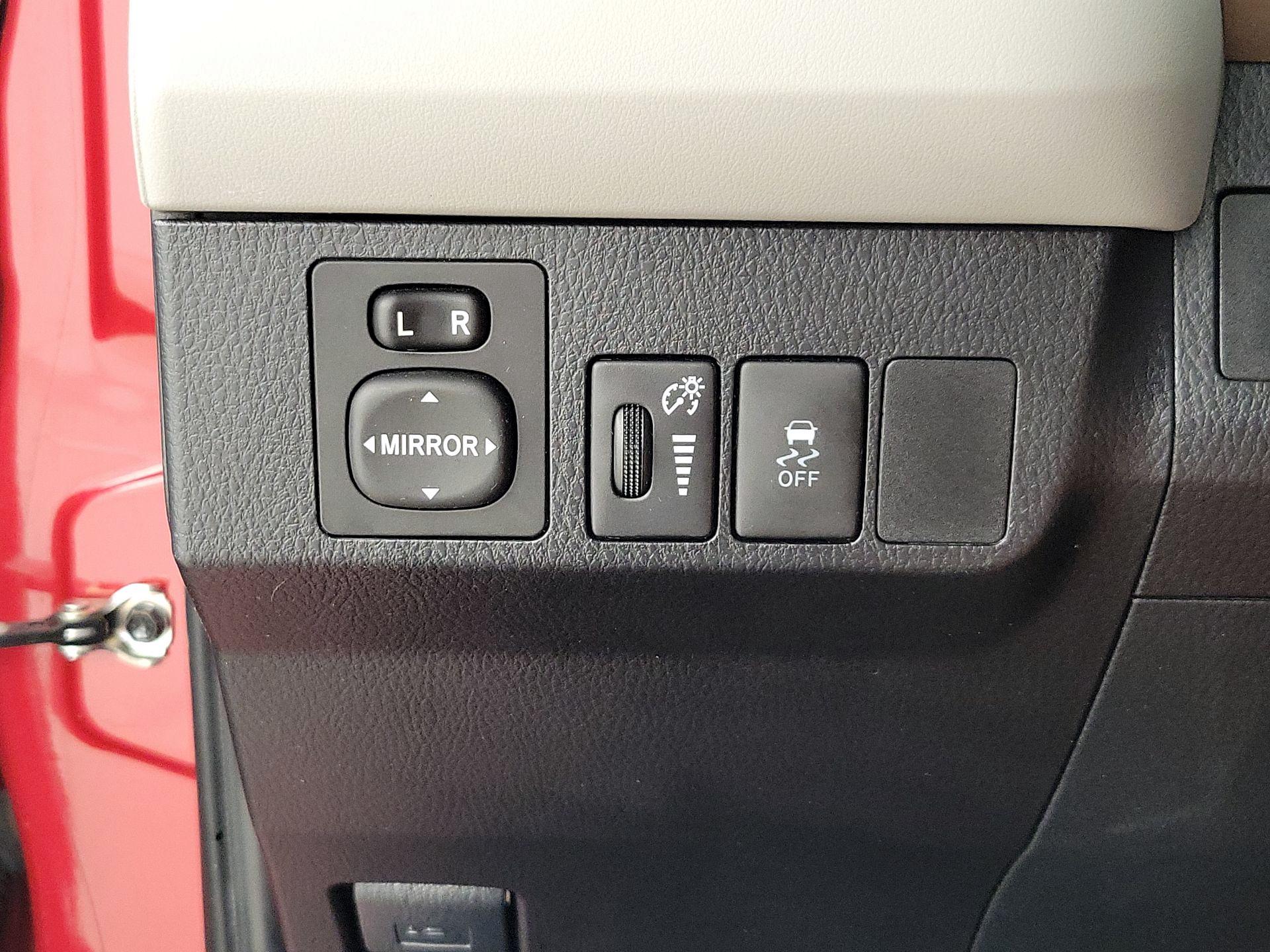 Thumbnail: 2015 Toyota RAV4 - 13