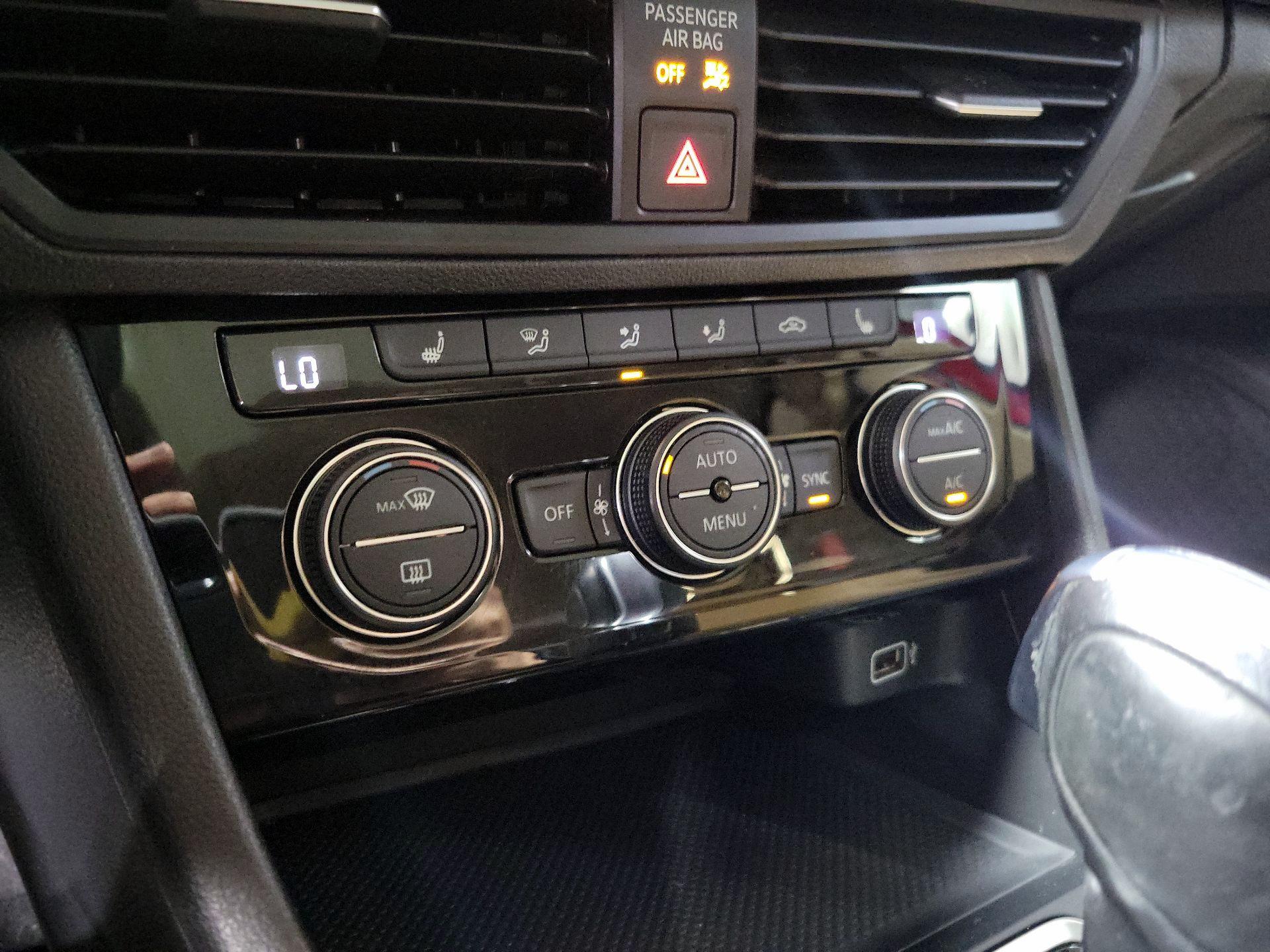 Thumbnail: 2019 Volkswagen Jetta - 16