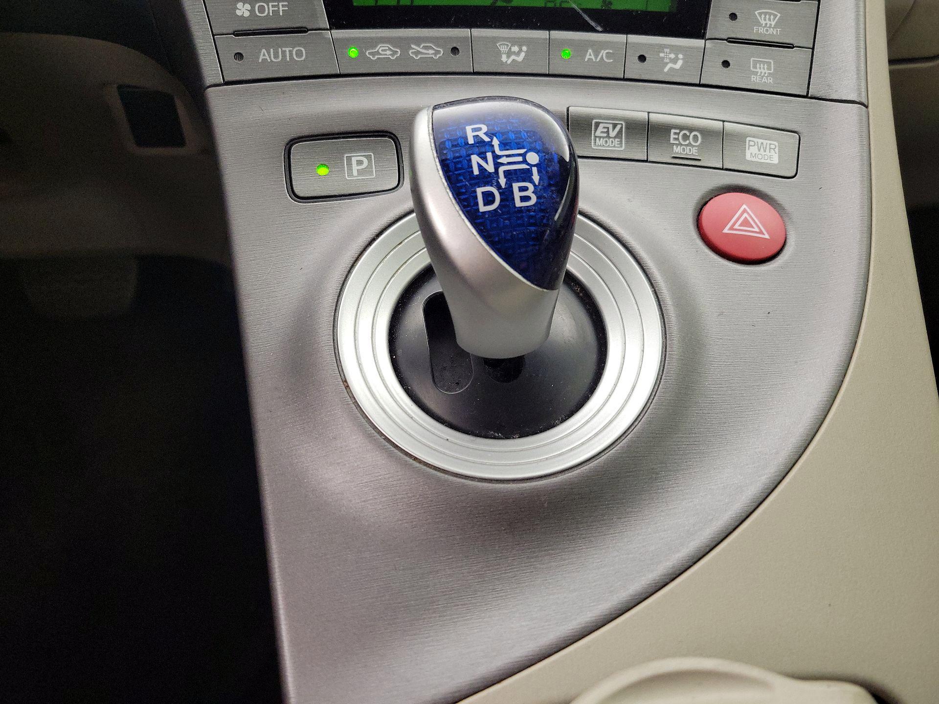 Thumbnail: 2015 Toyota Prius - 17