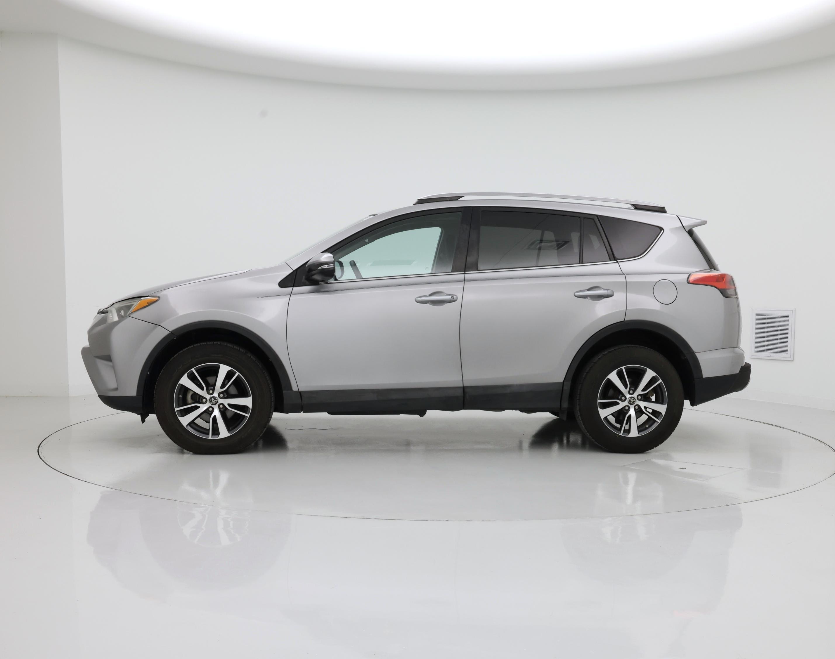 Thumbnail: 2018 Toyota RAV4 - 3