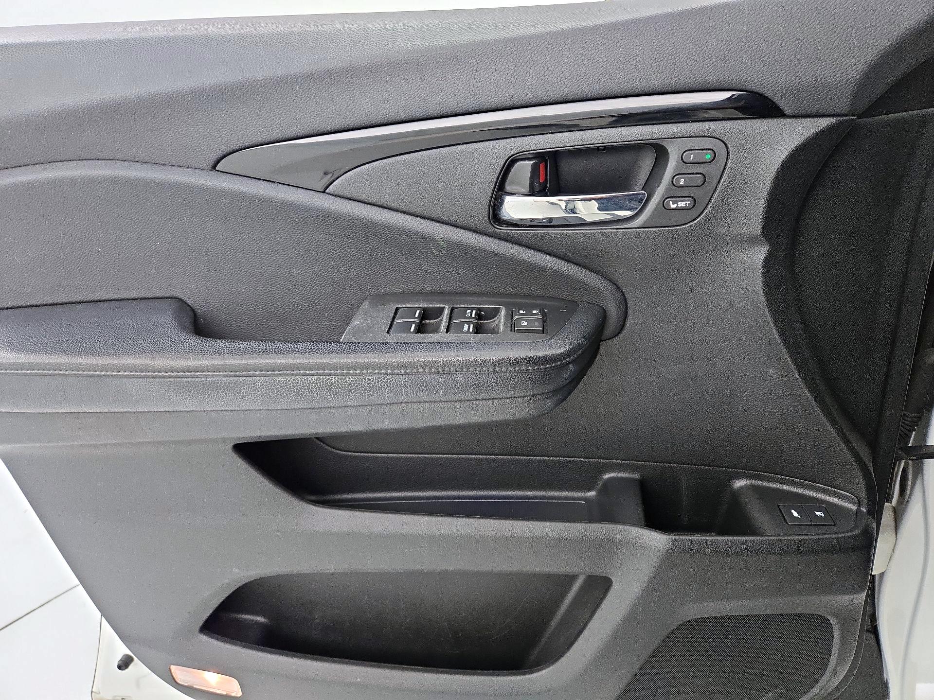 Thumbnail: 2017 Honda Pilot - 12
