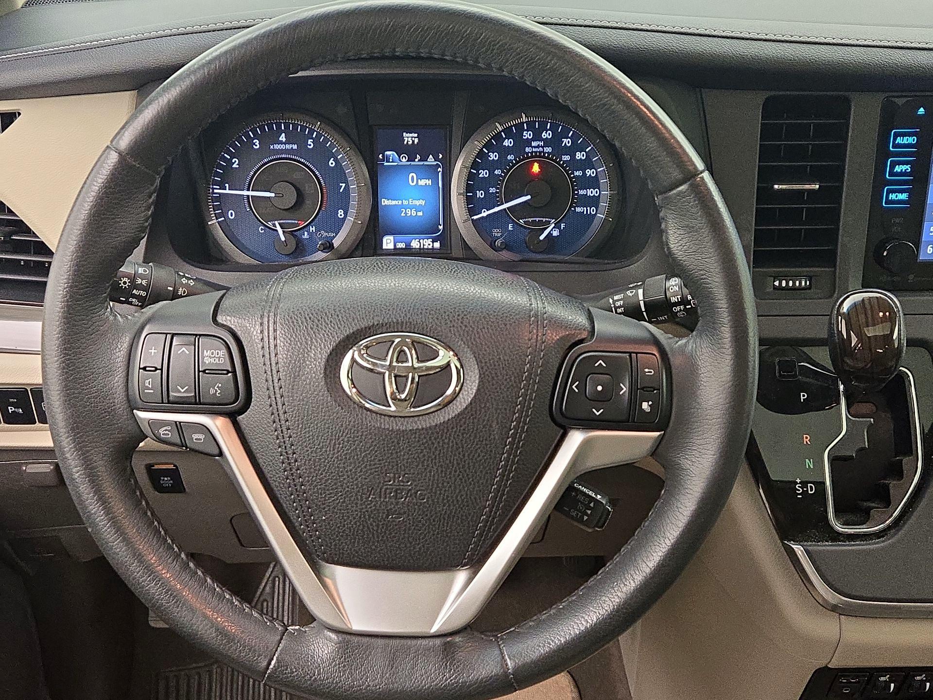 Thumbnail: 2017 Toyota Sienna - 10