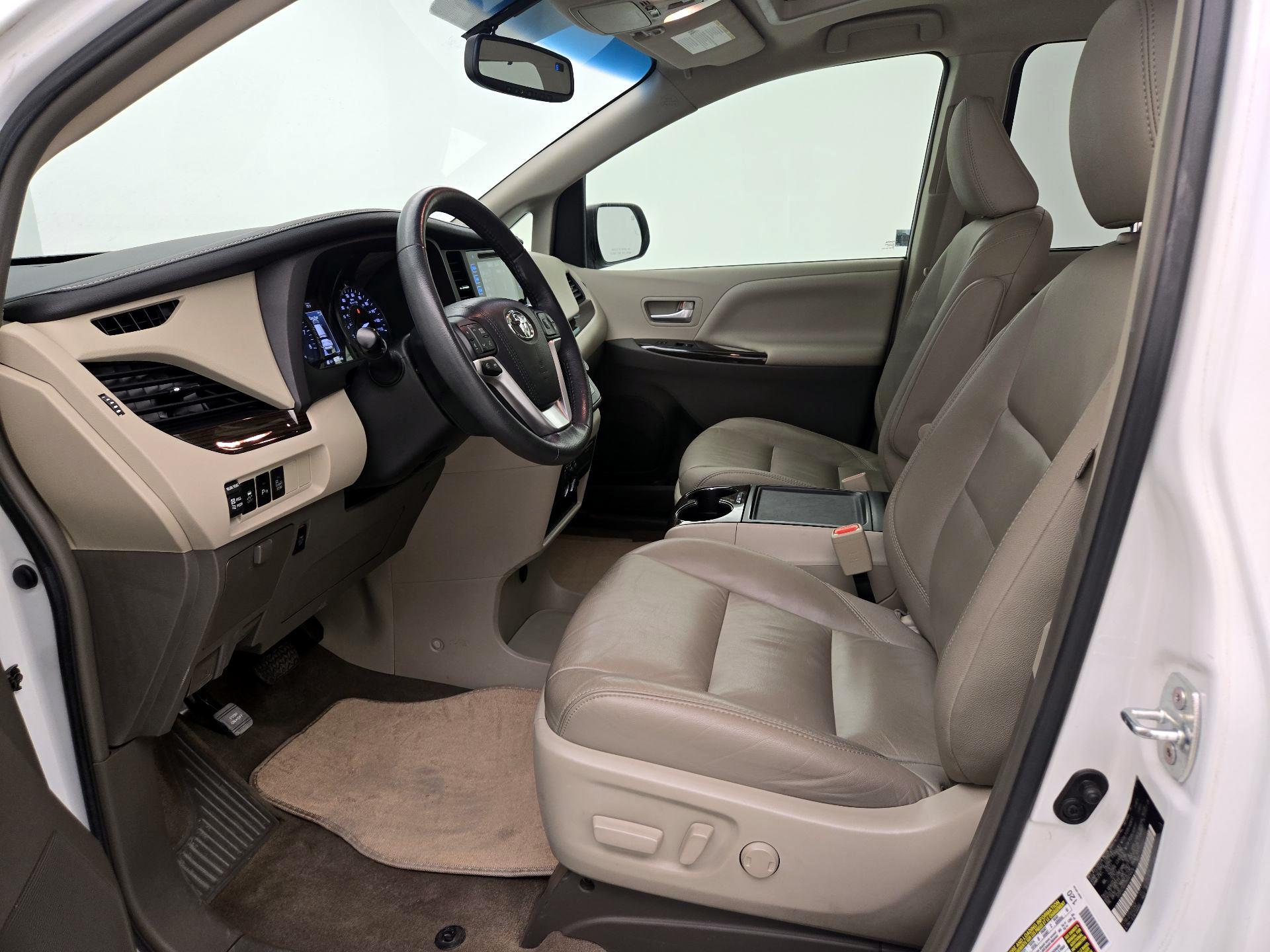 Thumbnail: 2017 Toyota Sienna - 11