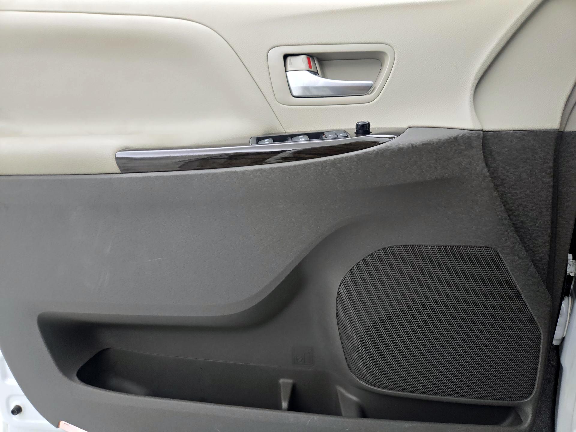 Thumbnail: 2017 Toyota Sienna - 12