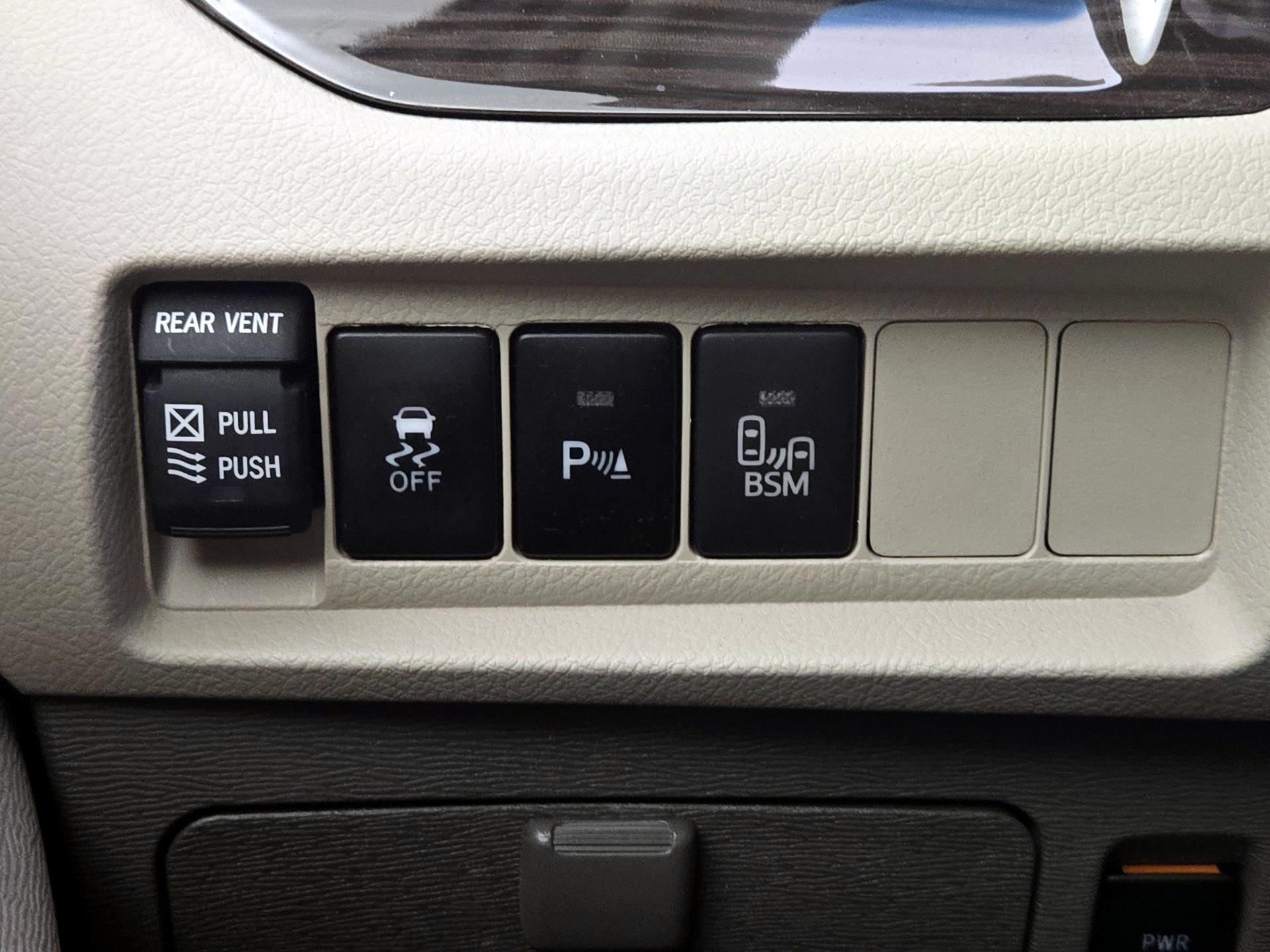 Thumbnail: 2017 Toyota Sienna - 13