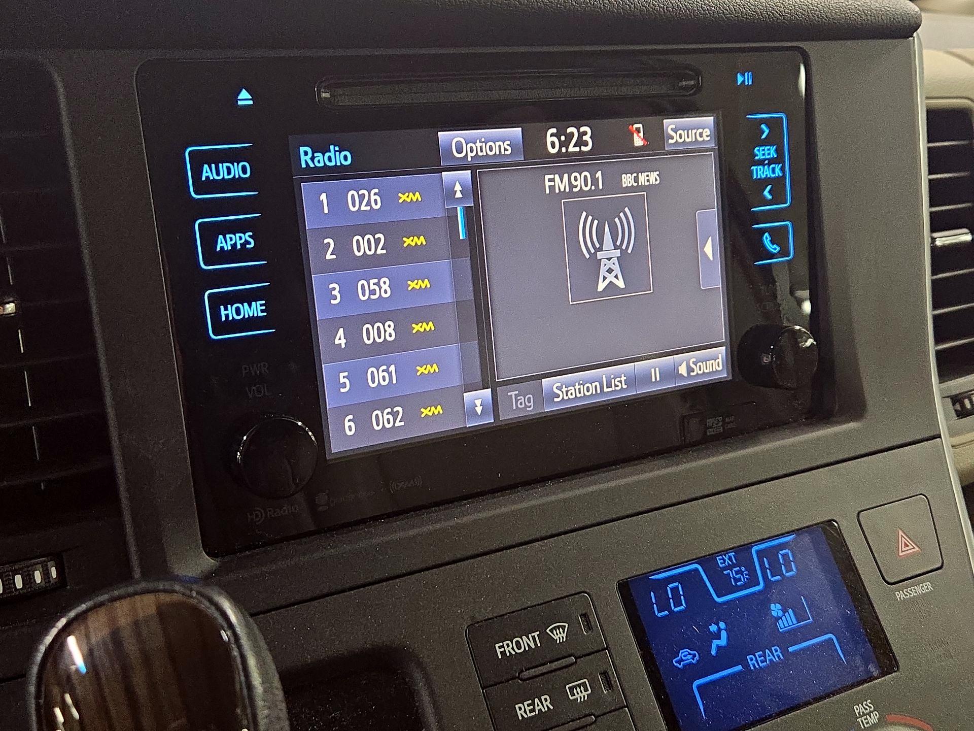 Thumbnail: 2017 Toyota Sienna - 15