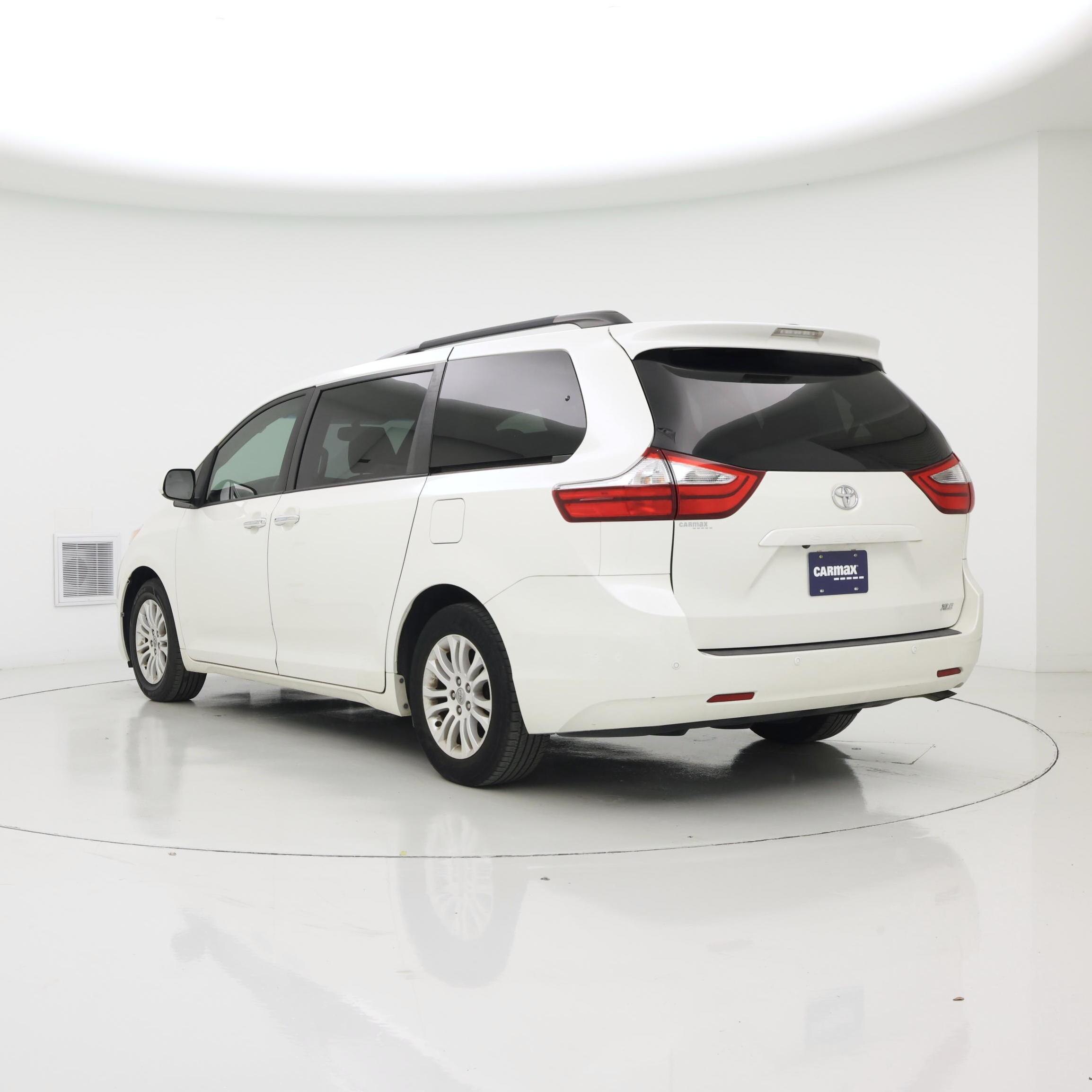 Thumbnail: 2017 Toyota Sienna - 2