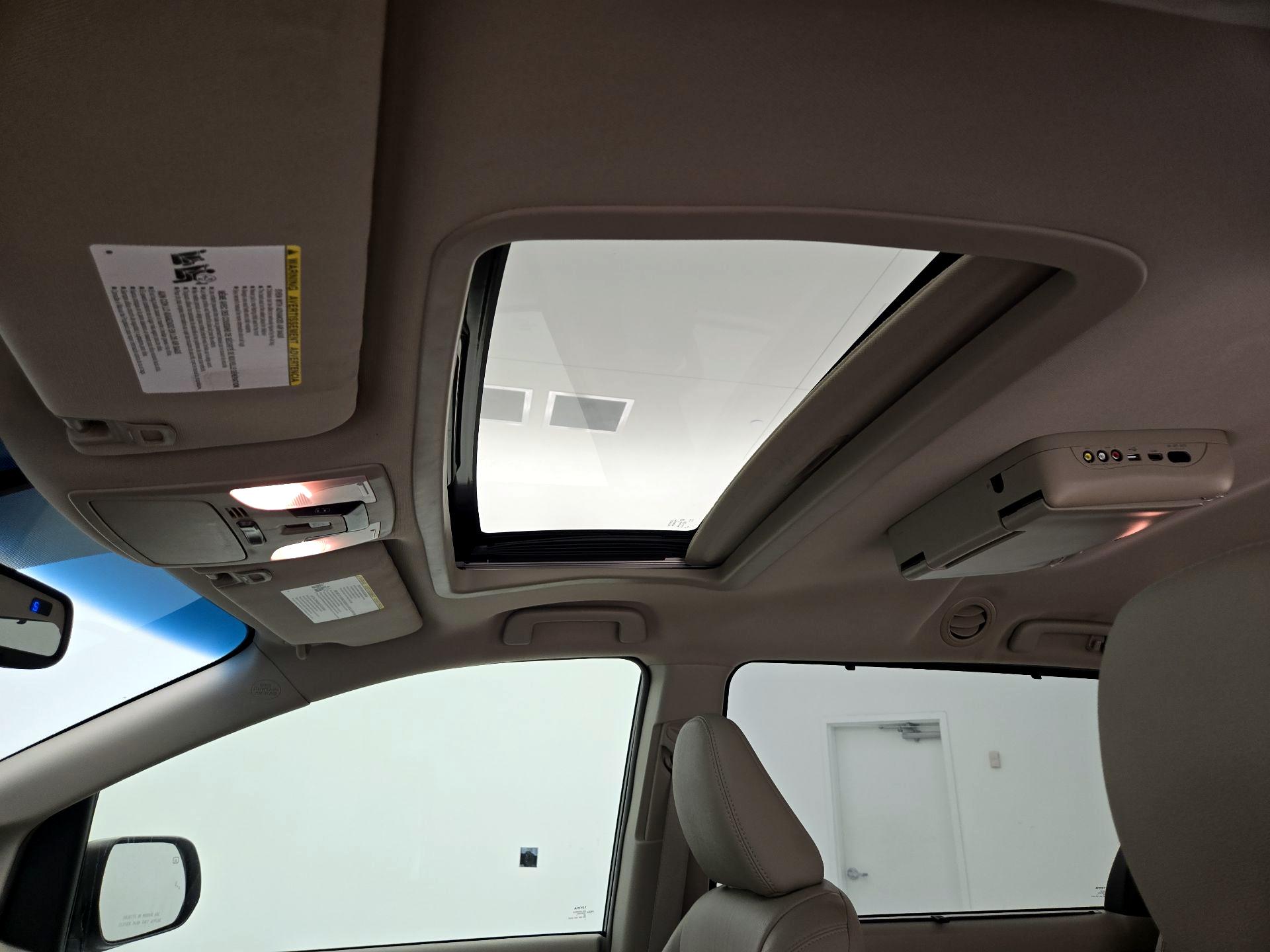 Thumbnail: 2017 Toyota Sienna - 19